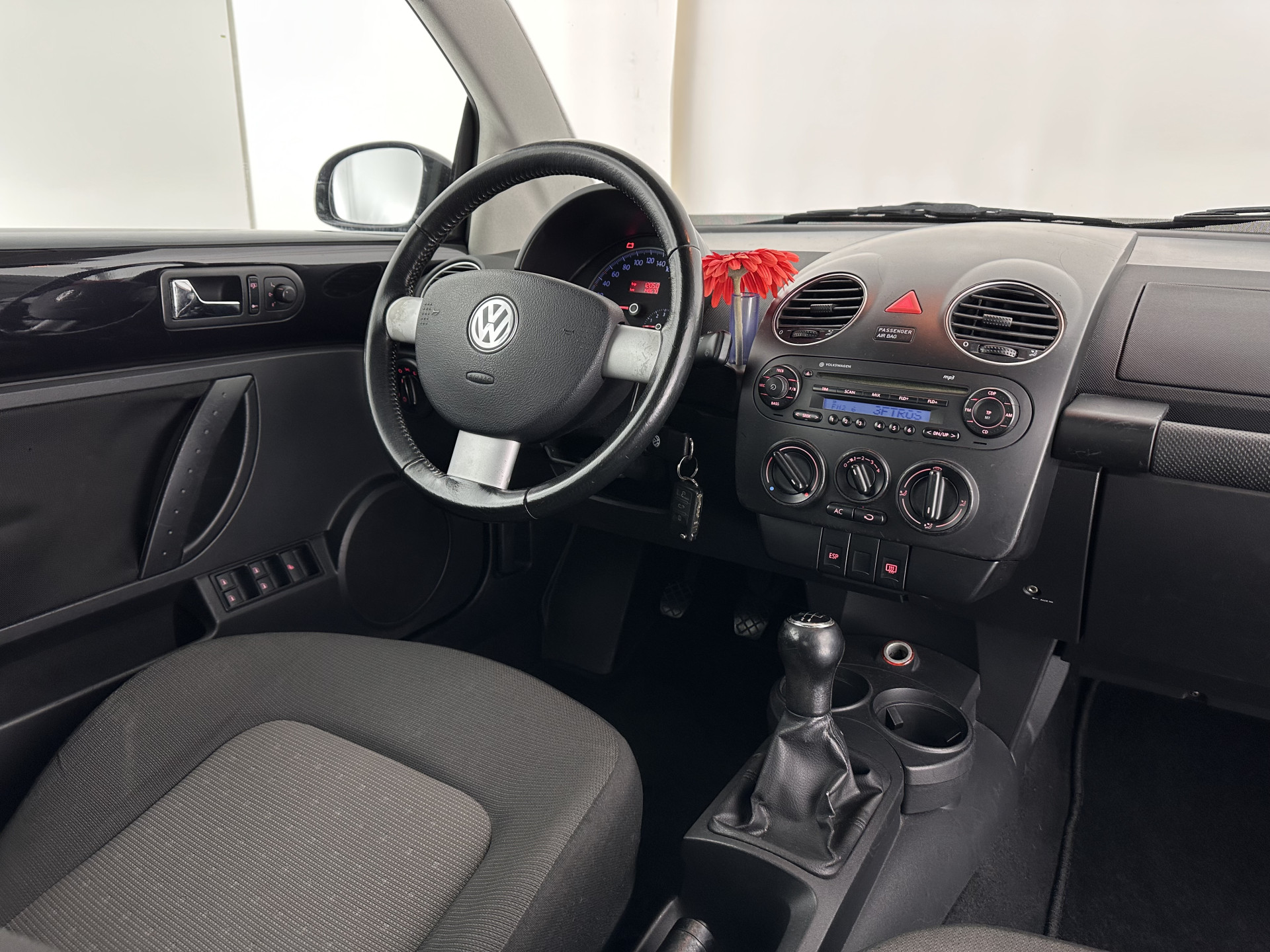 Volkswagen New Beetle Cabriolet 1.6 Highline *AIRCO | CRUISE | COMFORTSEATS | RADIO-CD/MP3 | 17''ALU*