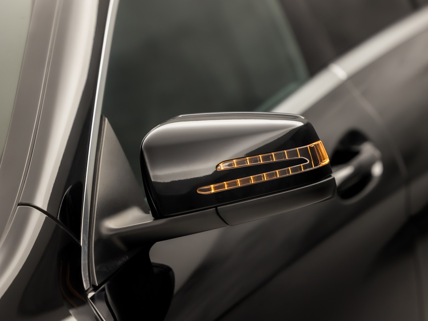 Mercedes-Benz CLA-Klasse 180 AMG Sport Automaat (GROOT NAVI, LEDER, ZWART HEMEL, STOELVERWARMING, SPORTSTOELEN, GETINT GLAS, CRUISE, NIEUWE APK, NIEUWSTAAT)
