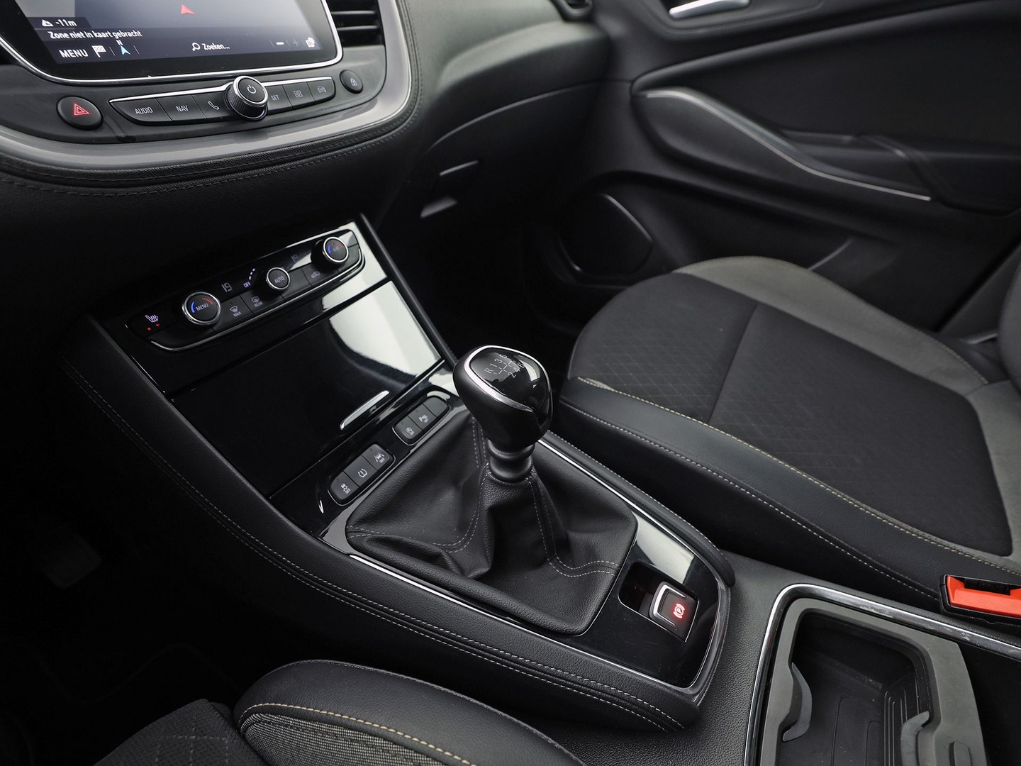 Opel Grandland X 1.2 Turbo Innovation (APPLE CARPLAY, GROOT NAVI, CLIMATE, STUUR/STOELVERWARMING, KEYLESS, CAMERA, SPORTSTOELEN, GETINT GLAS, ELEK ACHTERKLEP, NIEUWE APK, NIEUWSTAAT)