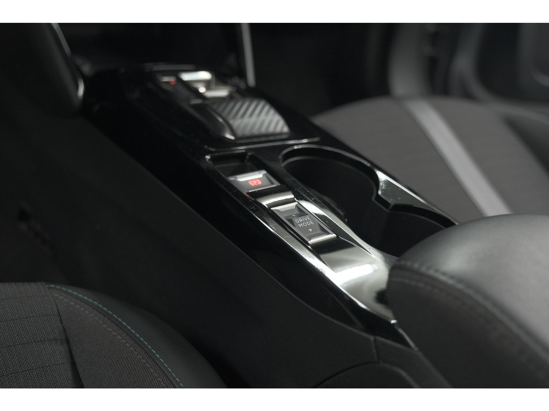 Peugeot e-2008 EV Allure Pack 50 kWh | 3 Fase Laadfunctie | Camera | Navigatie | Parkeersensoren | Apple Carplay