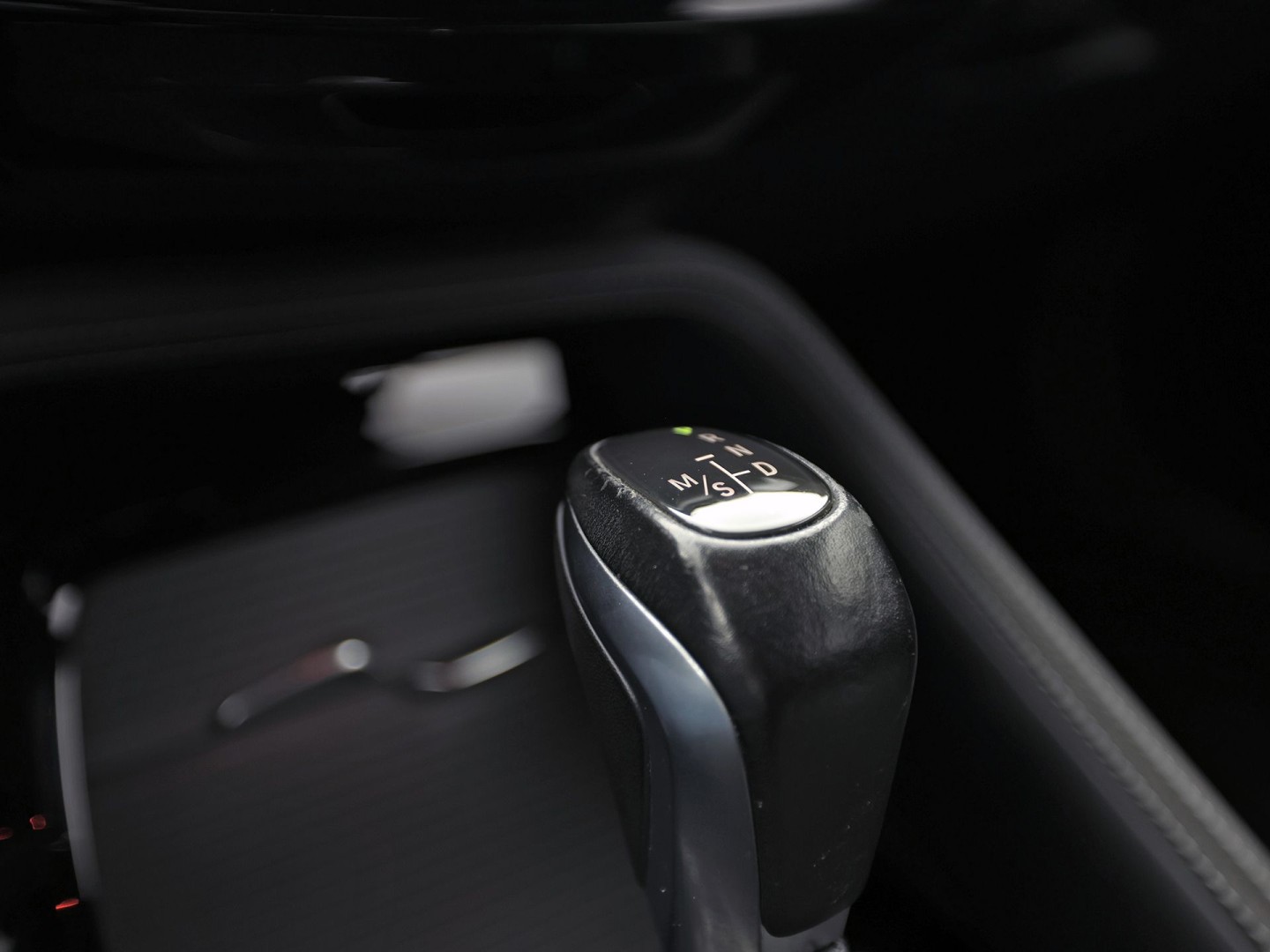 BMW X1 sDrive20i Executive 192Pk Automaat (NAVIGATIE, CLIMATE, TREKHAAK, SPORTSTOELEN, GETINT GLAS, PARKEERSENSOREN, NIEUWSTAAT)