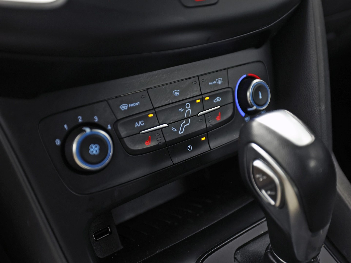 Ford Focus Wagon 1.0 Sport Automaat (NAVIGATIE, STUUR/STOELVERWARMING, LM VELGEN, SPORTSTOELEN, CRUISE, PARKEERSENSOREN, NIEUWSTAAT)