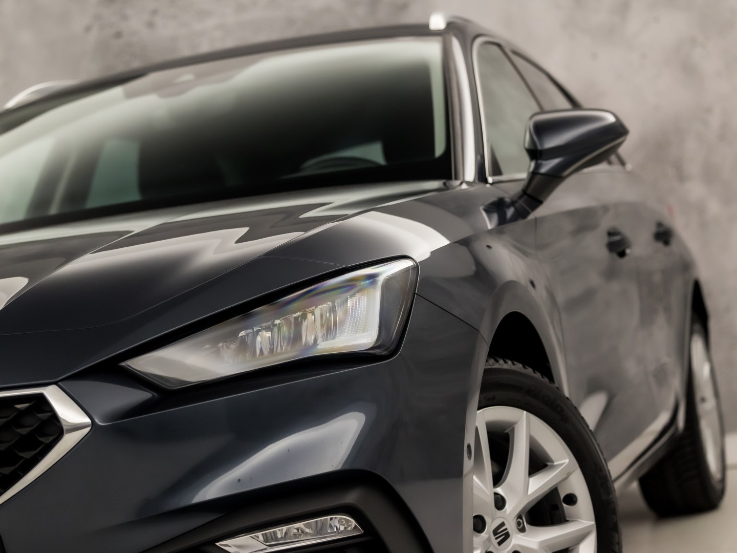 SEAT Leon 1.5 TSI Sport (4 CILINDER, APPLE CARPLAY, GROOT NAVI, CAMERA, GETINT GLAS, SPORTSTOELEN, ADAPTIVE CRUISE, KEYLESS, NIEUWSTAAT)