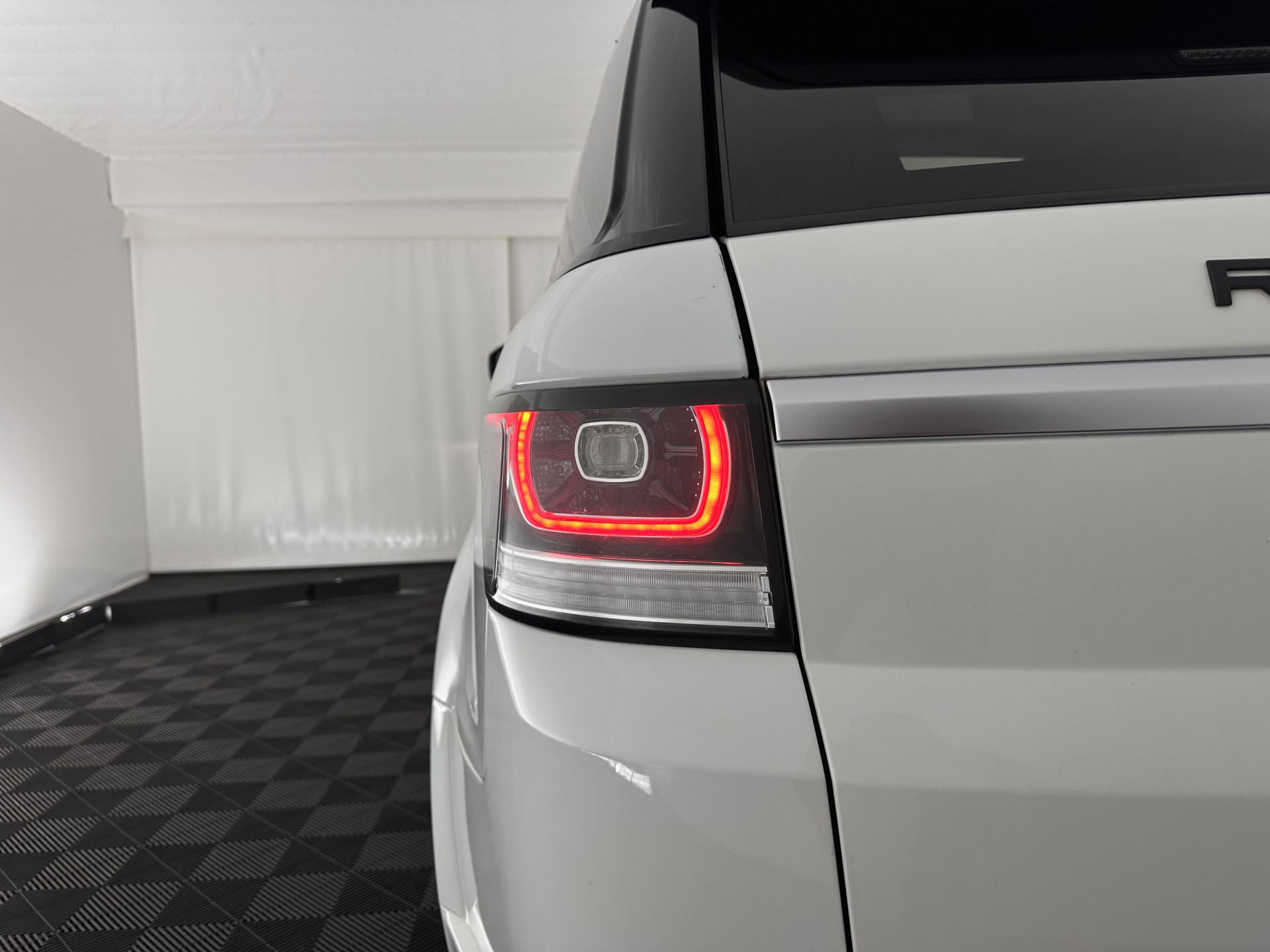 Land Rover Range Rover Sport 3.0 TDV6 HSE Dynamic Aut. *PANO | DIGI-COCKPIT | LEATHER | XENON | NAVI-FULLMAP | CAMERA | AIRSUSPENSION | ECC | PDC | HEATED-SPORTSEATS | MERIDIAN-SOUND | SHIFTPADDLES | PRIVACYGLASS | CRUISE | 21''ALU*