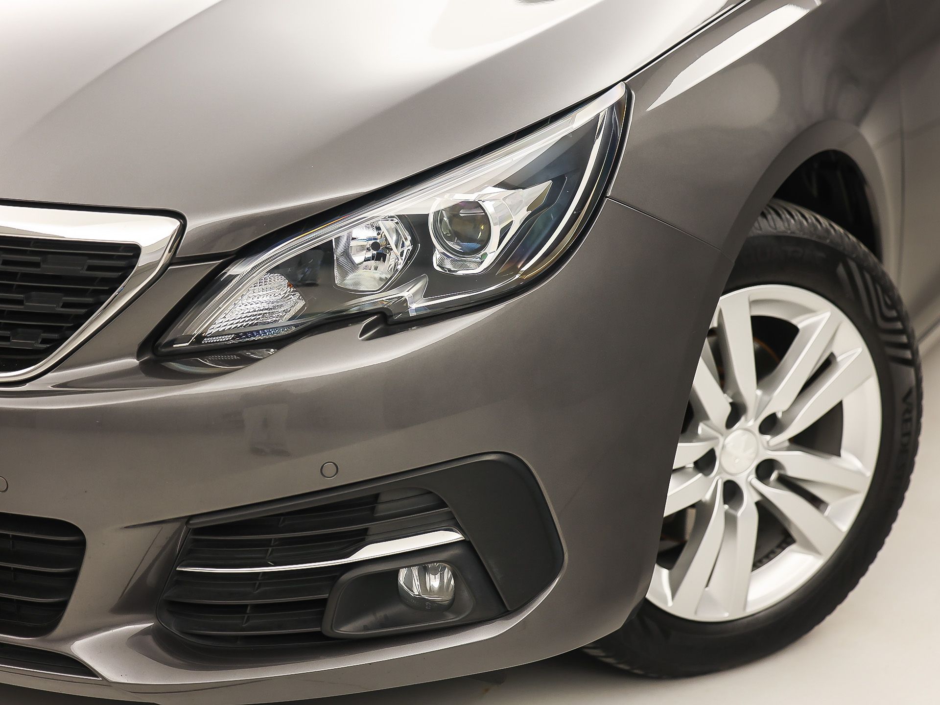 Peugeot 308 SW 1.2 PureTech Sport (PANORAMADAK, APPLE CARPLAY, GROOT NAVI, TREKHAAK, GETINT GLAS, SPORTSTOELEN, PARKEERSENSOREN, CRUISE, NIEUWSTAAT)