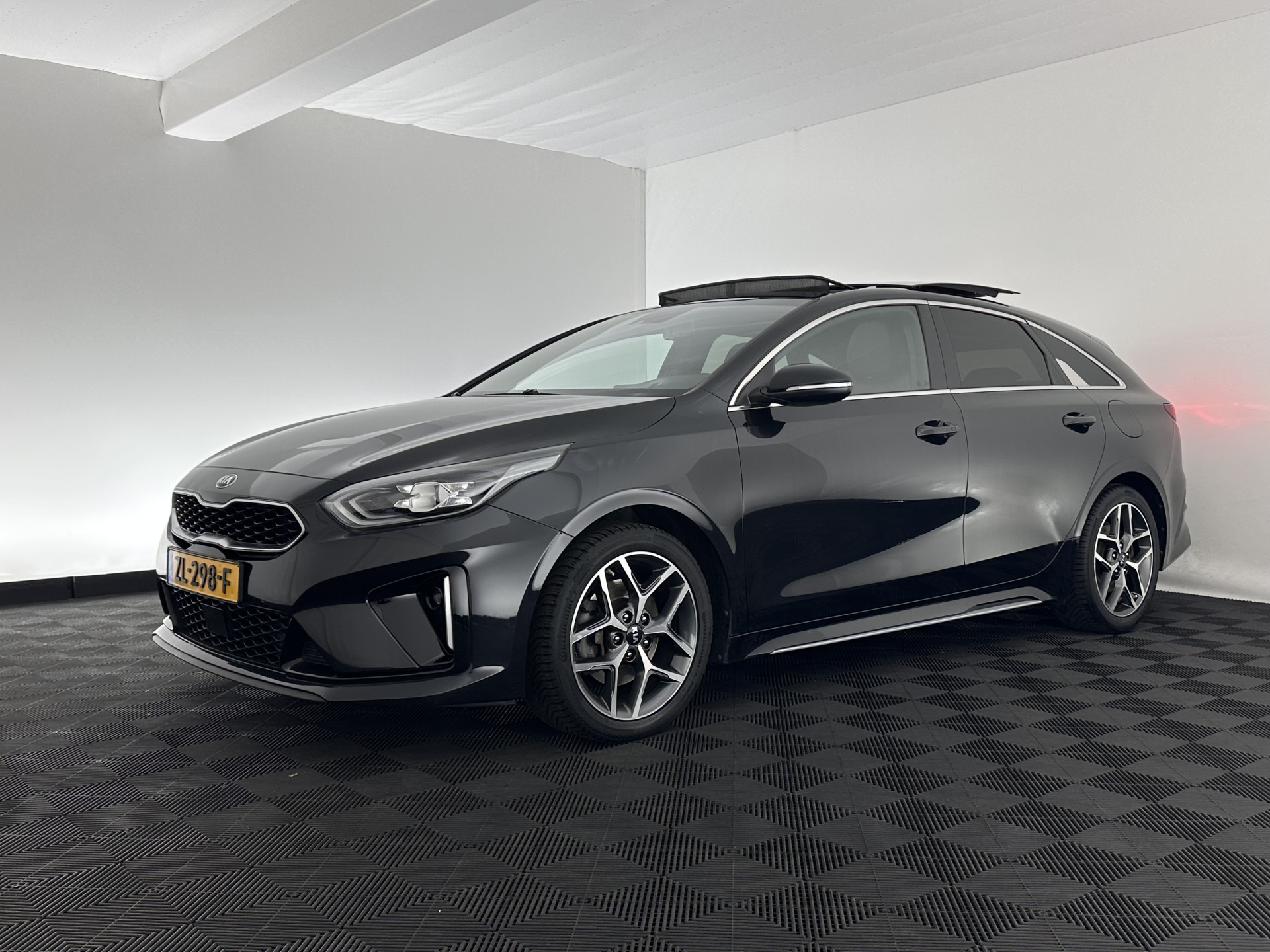 Kia ProCeed 1.0 T-GDI GT-Line (INCL-BTW) *PANO | LEATHER-ALCANTARA  | FULL-LED | SPORTSEATS | NAVI-FULLMAP | CAMERA | ECC | PRIVACYGLASS | LANE-ASSIST | DAB+ | CARPLAY | PDC | KEYLESS | CRUISE | TOWBAR | 17''ALU*