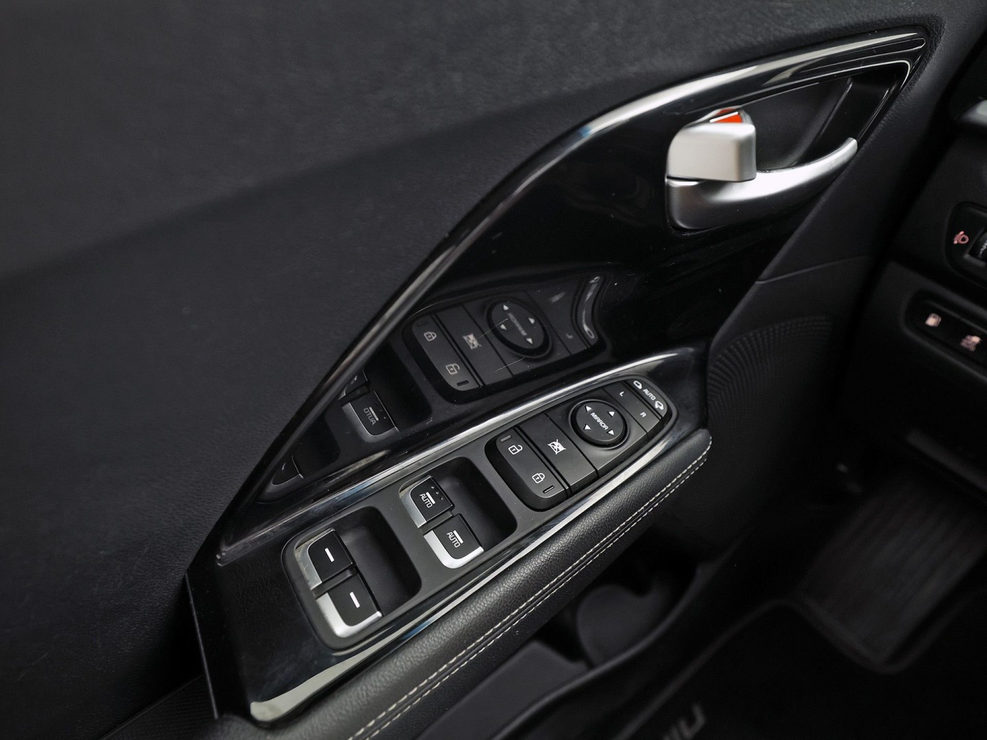 Kia Niro 1.6 GDi PHEV DynamicLine 141Pk Automaat (1e EIGENAAR, APPLE CARPLAY, GROOT NAVI, CAMERA, TREKHAAK, SPORTSTOELEN, ADAPTIVE CRUISE, GETINT GLAS, LEDER, NIEUWSTAAT)