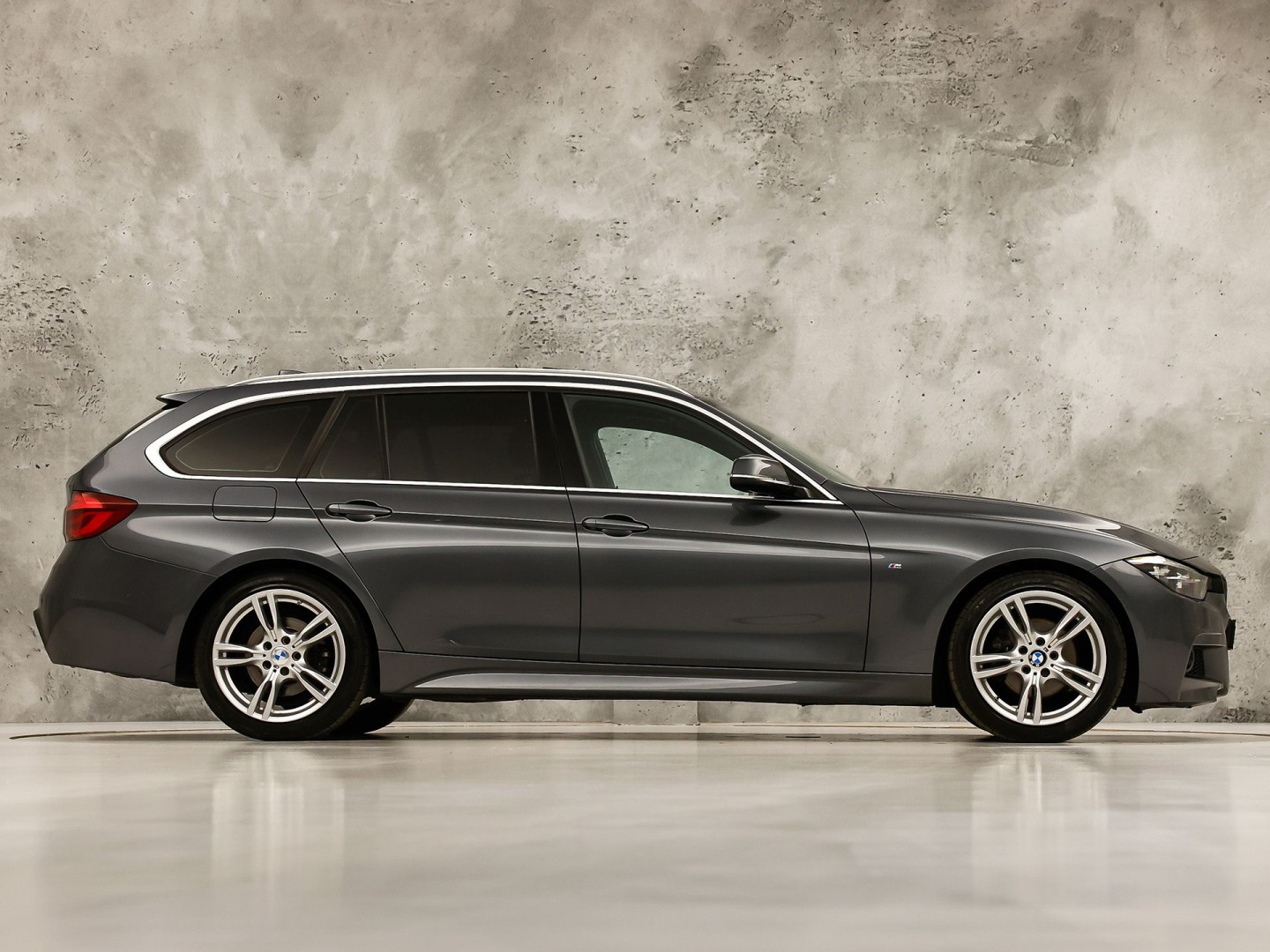 BMW 3 Serie 318i M Sport Automaat (PANORAMADAK, M PAKKET, GROOT NAVI, CAMERA, DEALER ONDERHOUDEN, COGNAC LEDER, SPORTSTOELEN, STOELVERWARMING, VIRTUAL COCKPIT, NIEUWSTAAT)