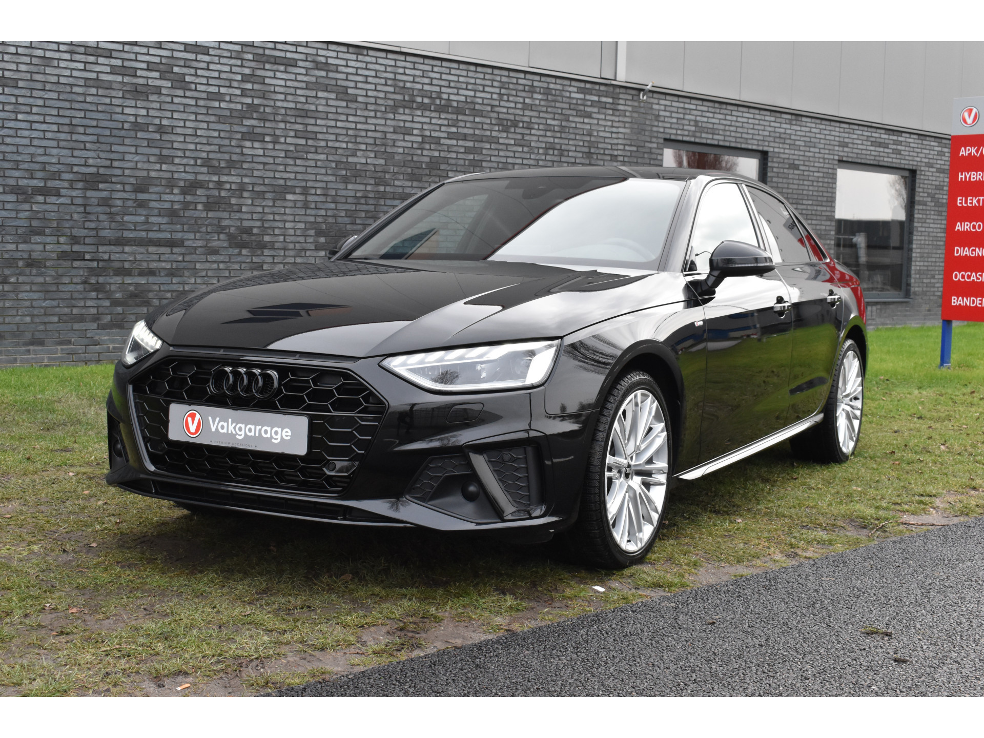Audi A4 Limousine 35 TFSI S-line 2.0 Mild Hybrid S-line black-line Automaat Leder interieur