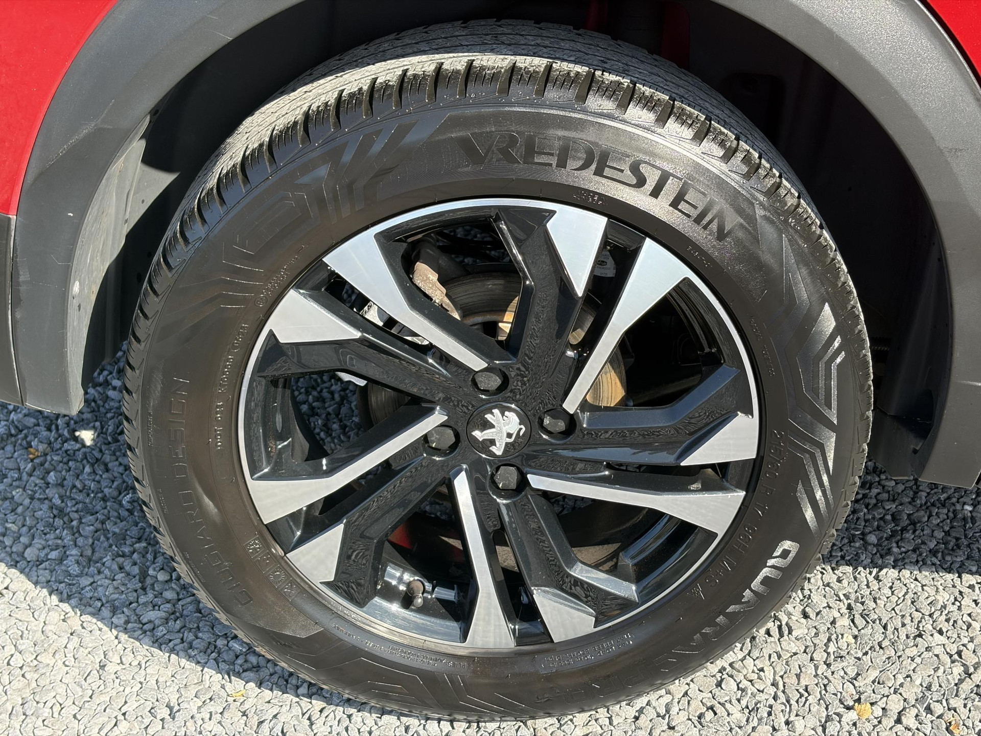 Peugeot 2008 1.2 PureTech Allure ✓Recent beurt gehad✓D-riem vv in 06-2025✓360° Camera✓Draadloze telefoonlader✓Carplay✓Keyless✓Automaat✓Trekhaak✓Halfleder✓Navi✓Clima✓Cruise✓131pk✓Lm velgen✓2e Eigenaar✓Pdc V+A✓Rijstrooksensor✓N.A.P✓Apk tot 04-2028