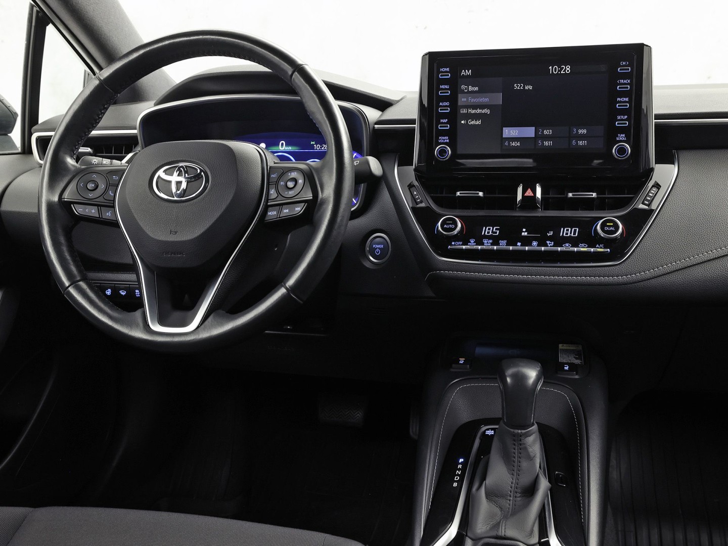Toyota Corolla 1.8 Hybrid Sport Automaat (VIRTUAL COCKPIT, APPLE CARPLAY, CAMERA, STUUR/STOELVERWARMING, SPORTSTOELEN, ADAPTIVE CRUISE, ZWART HEMEL, NIEUWE APK, NIEUWSTAAT)