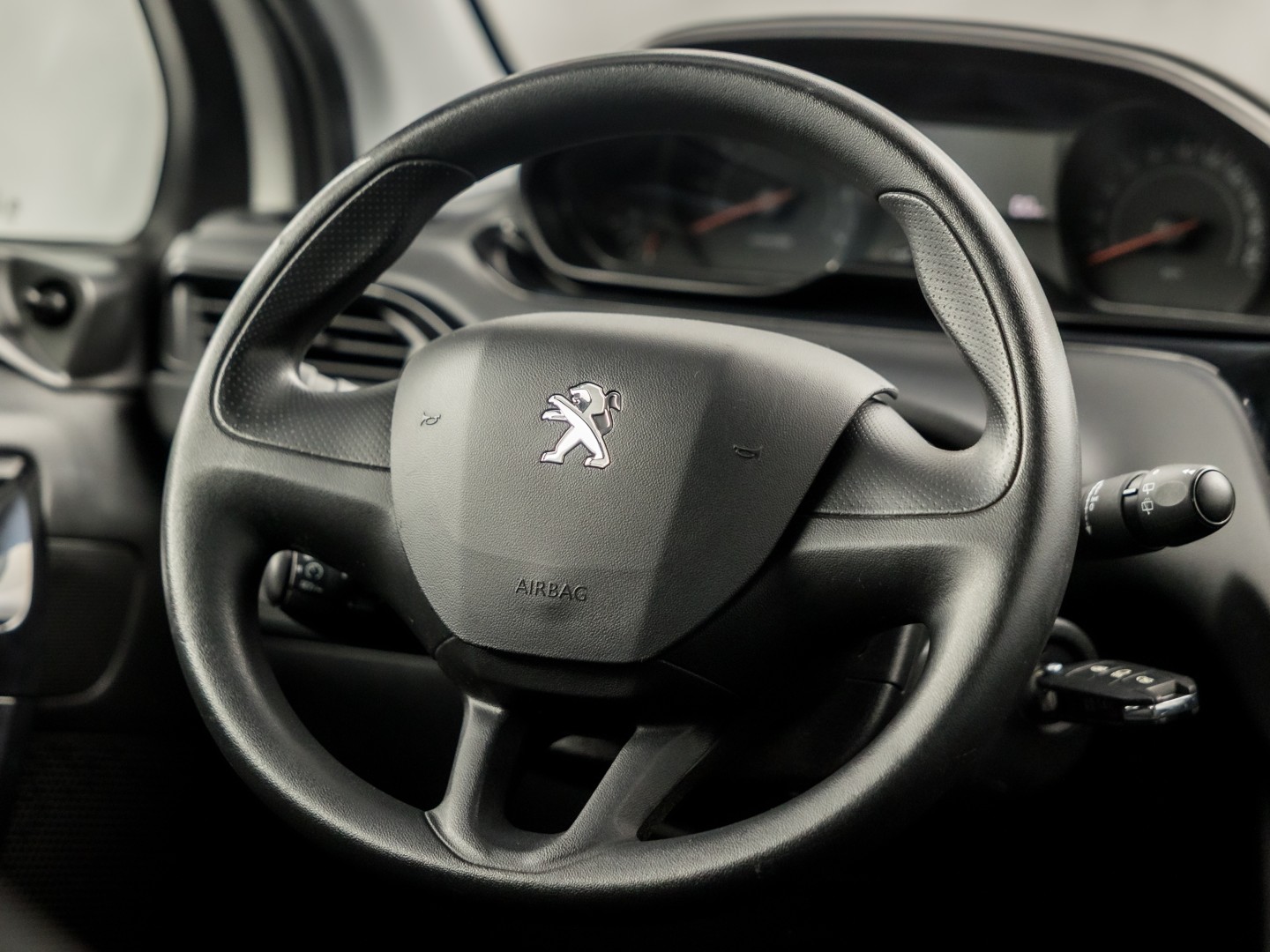 Peugeot 208 1.0 VTi Sport (SCHERM, BLUETOOTH, ELEK RAMEN, SPORTSTOELEN, CRUISE, NIEUWE APK, NIEUWSTAAT)