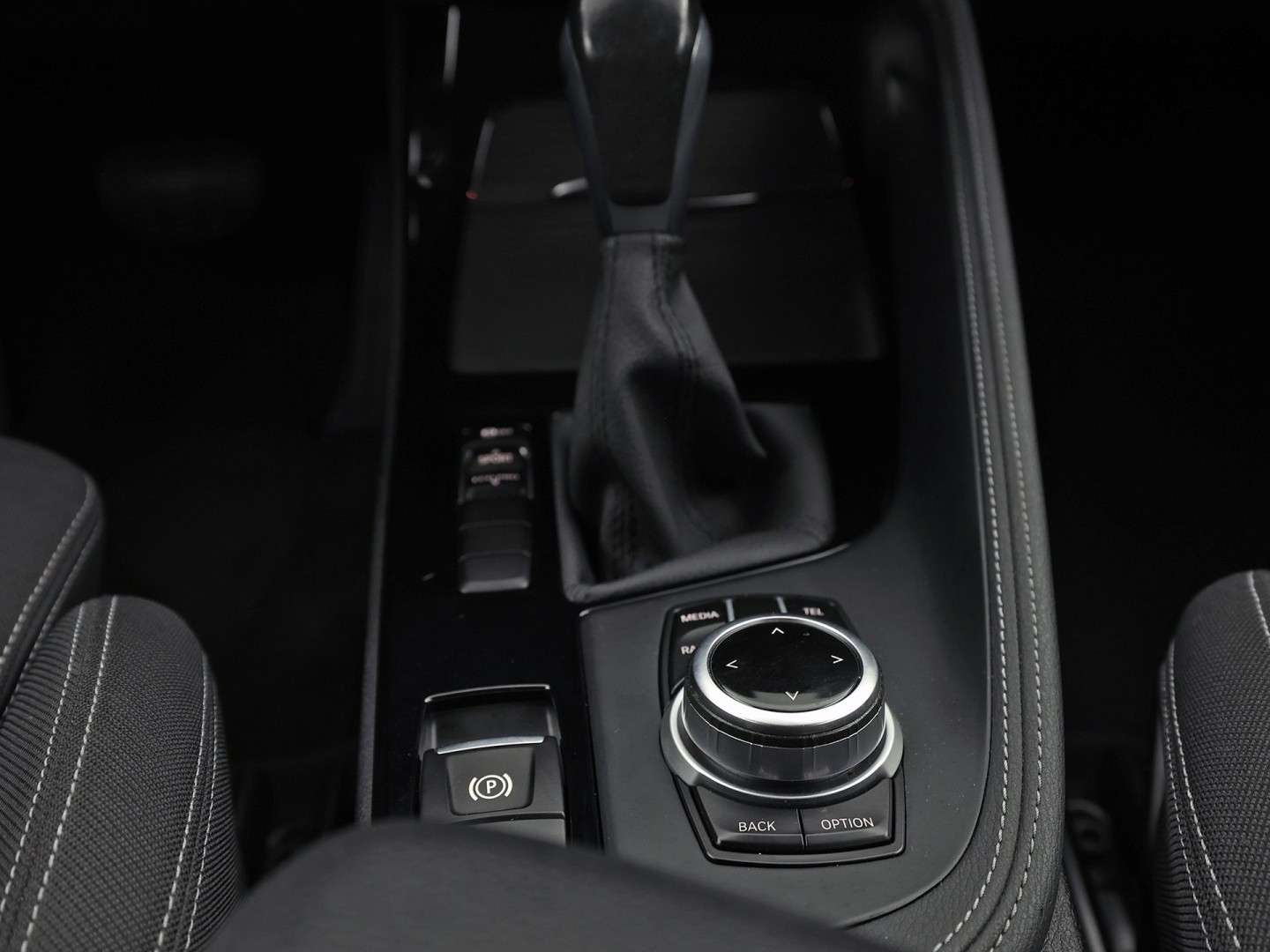BMW X1 sDrive20i Executive 192Pk Automaat (NAVIGATIE, CLIMATE, TREKHAAK, SPORTSTOELEN, GETINT GLAS, PARKEERSENSOREN, NIEUWSTAAT)