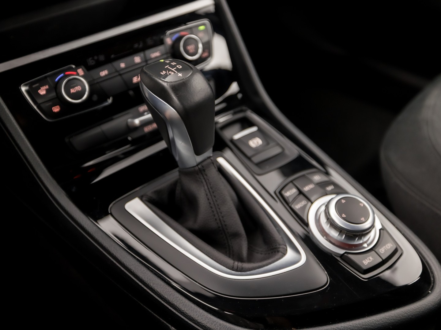 BMW 2 Serie 220i High Executive 7 Persoons 192Pk Automaat (NAVIGATIE, 4 CILINDER, 1e EIGENAAR, CLIMATE, GETINT GLAS, PARKEERSENSOREN, SPORTSTOELEN, CRUISE, NIEUWE APK, NIEUWSTAAT)