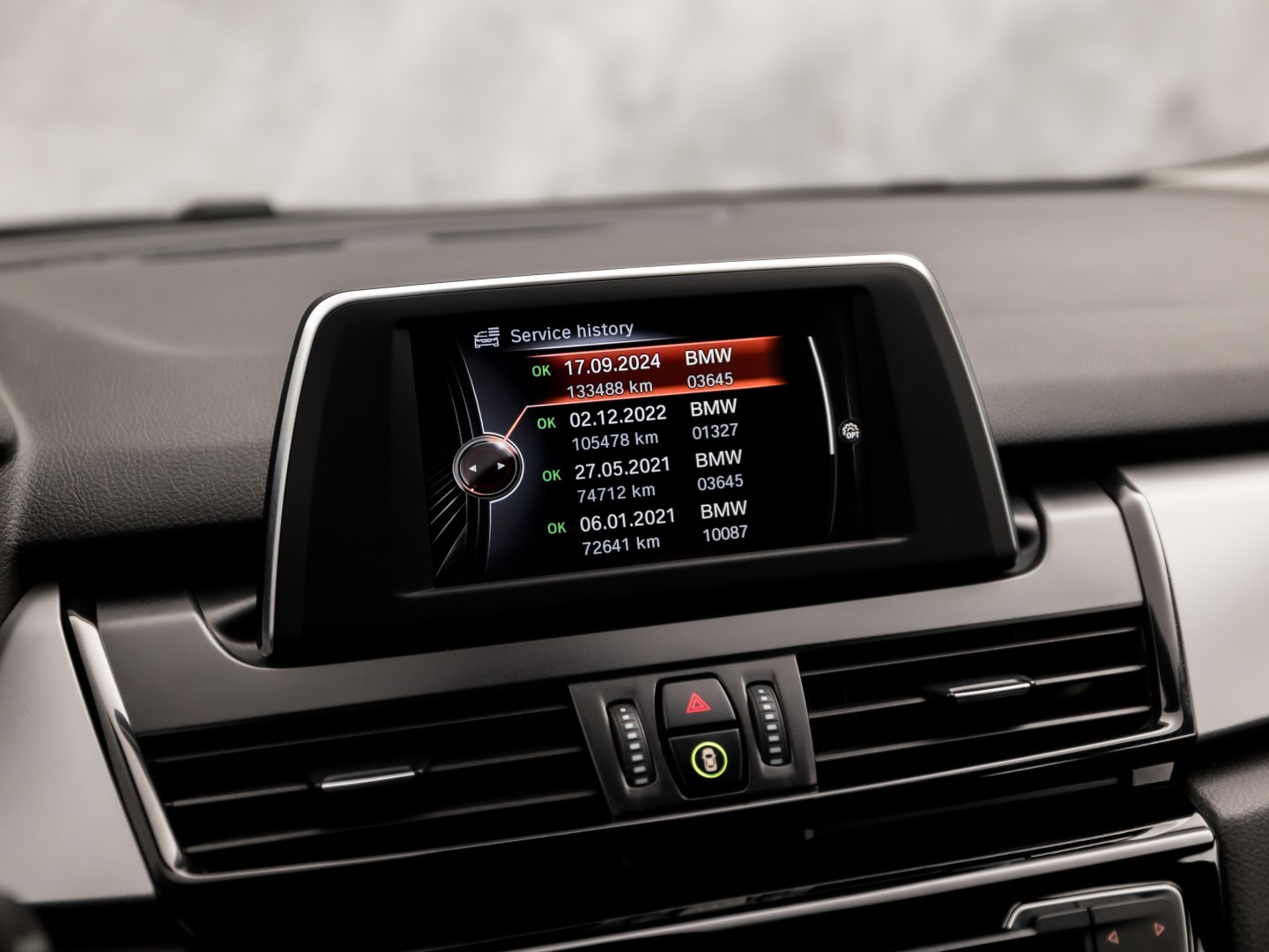 BMW 2 Serie 220i High Executive 7 Persoons 192Pk Automaat (NAVIGATIE, 4 CILINDER, 1e EIGENAAR, CLIMATE, GETINT GLAS, PARKEERSENSOREN, SPORTSTOELEN, CRUISE, NIEUWE APK, NIEUWSTAAT)