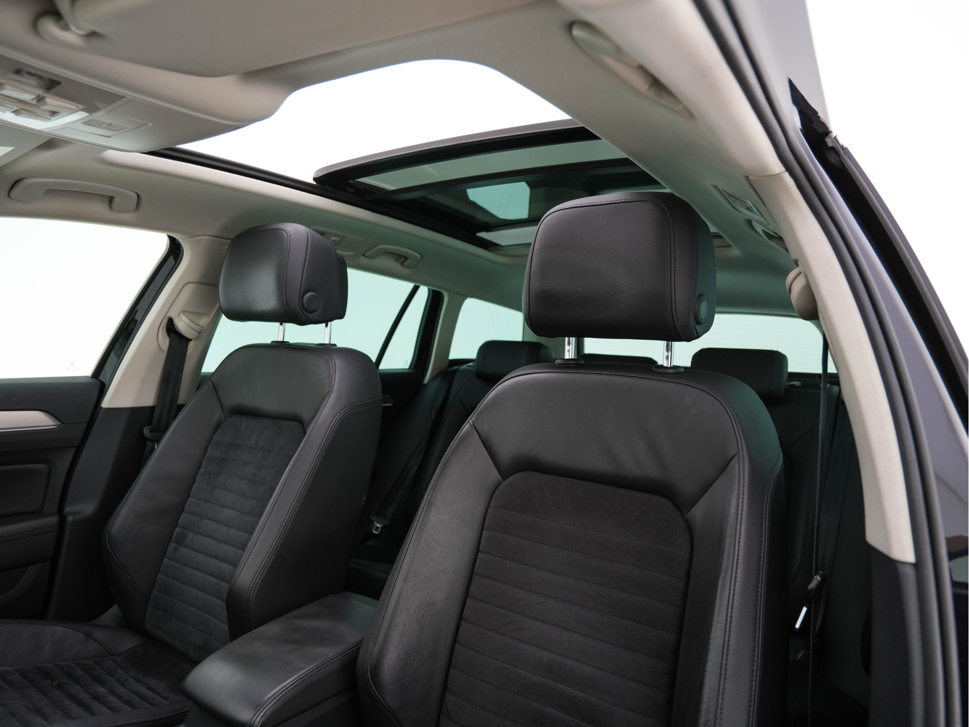 Volkswagen Passat Variant 2.0 BiTDI 4Motion Highline (INCL-BTW) Aut. *PANO | ADAPTIVE-CRUISE | DIGI-COCKPIT | NAVI-FULLMAP | LEATHER-ALCANTARA | FULL-LED | ERGONOMIC-COMFORTSEATS | KEYLESS | ECC | PARKPILOT | TOWBAR | 17''ALU*