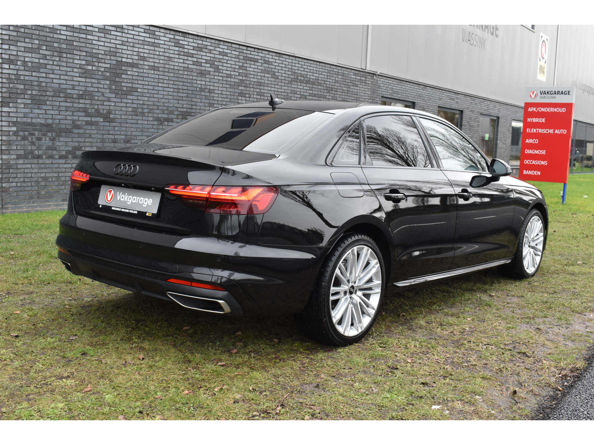 Audi A4 Limousine 35 TFSI S-line 2.0 Mild Hybrid S-line black-line Automaat Leder interieur