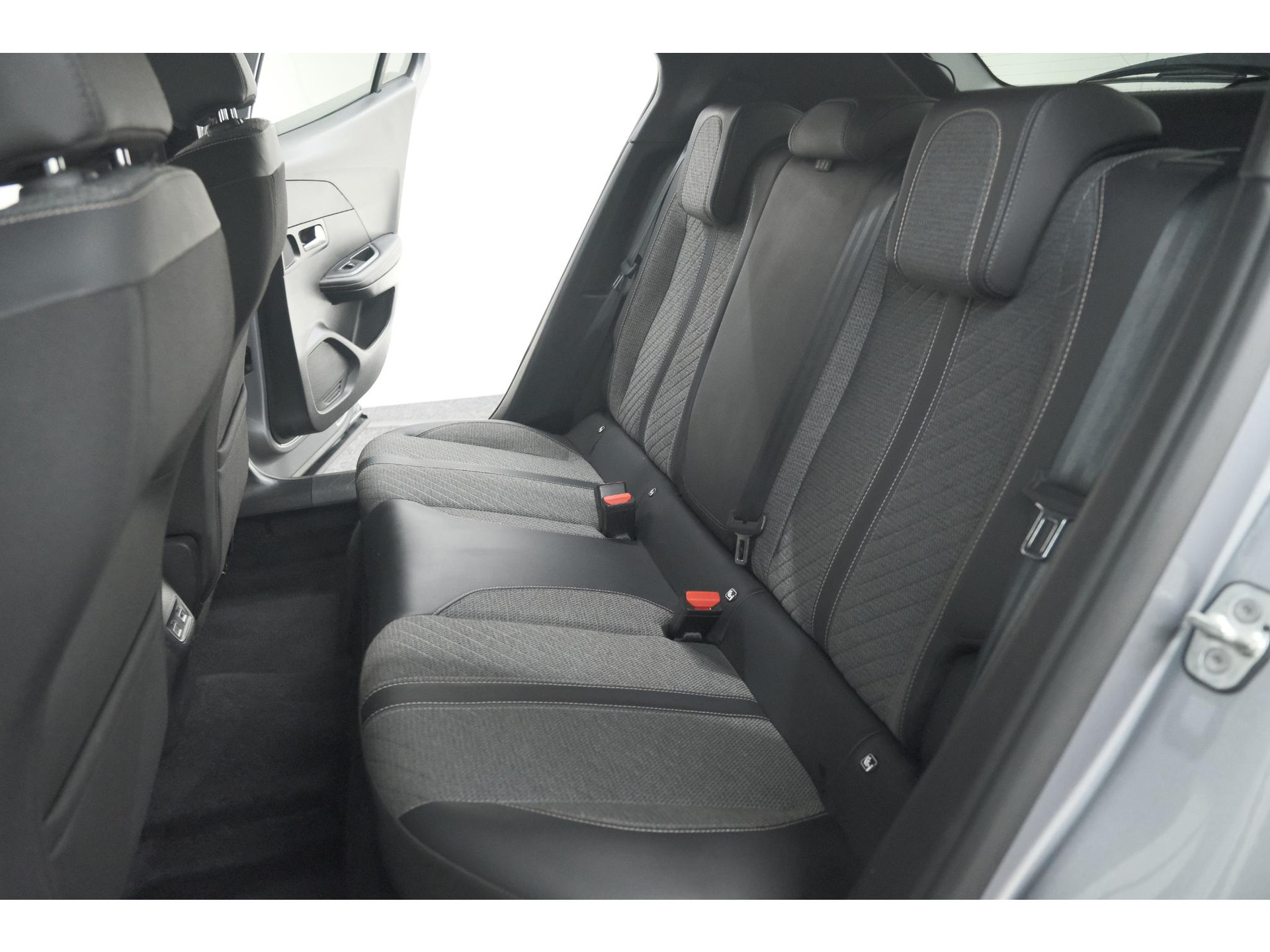 Peugeot 2008 Hybrid 136 e-DCS6 Allure | 360 Camera | Adaptieve Cruise Control | Dodehoekdetectie | Navigatie