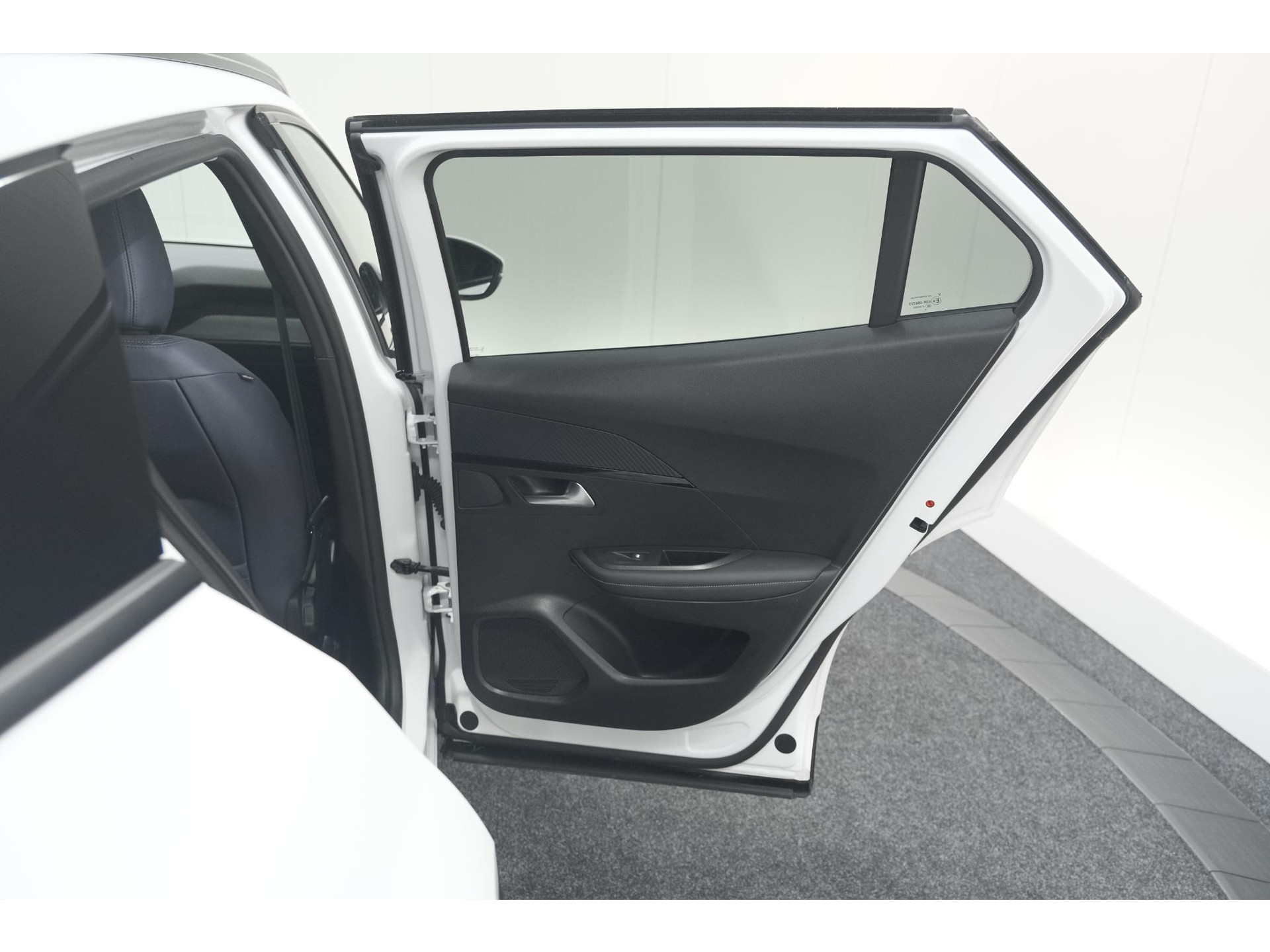 Peugeot 2008 PureTech 130 Allure | Trekhaak | Camera | Navigatie | Parkeersensoren