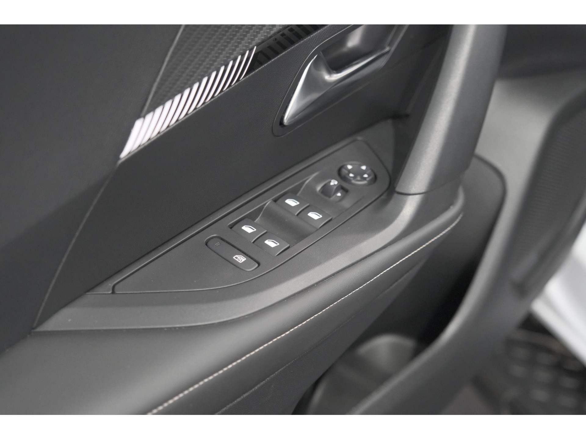 Peugeot 2008 PureTech 130 EAT8 Allure | Allseason banden | 360 Camera | Dodehoekdetectie | Apple Carplay | Stoelverwarming