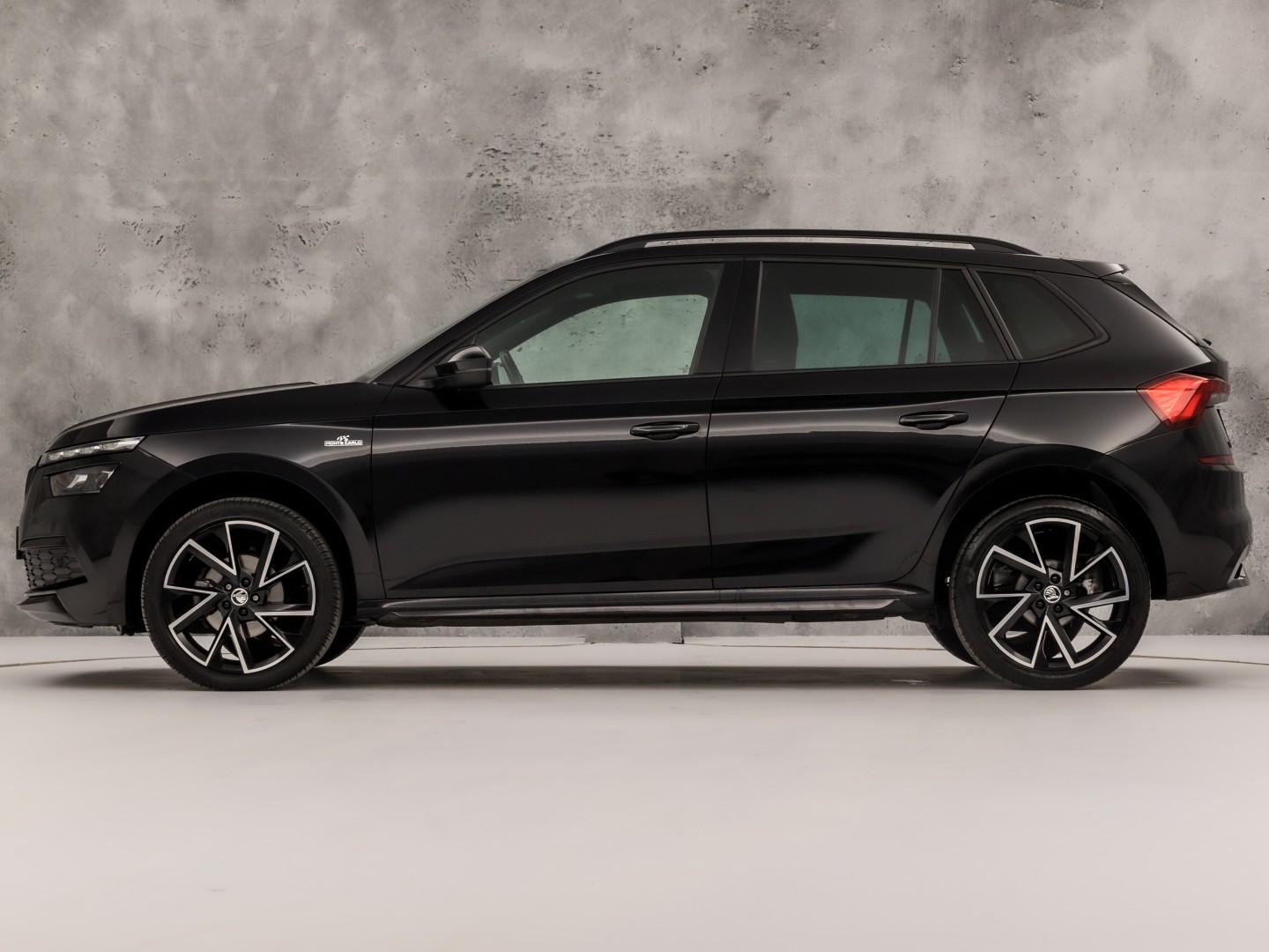 Škoda Kamiq 1.0 TSI Monte Carlo Automaat (PANORAMADAK, VIRTUAL COCKPIT, KUIPSTOELEN, APPLE CARPLAY, CAMERA, GETINT GLAS, ADAPTIVE CRUISE, KEYLESS, NIEUWSTAAT)