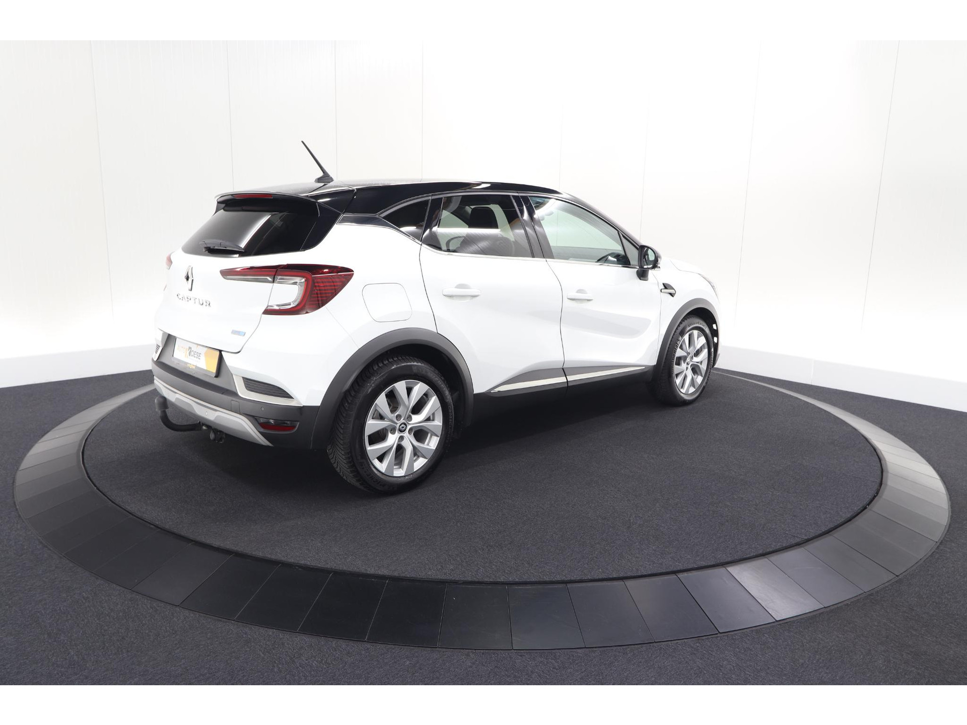Renault Captur 1.6 E-Tech Hybrid 145 Intens | Trekhaak | Camera | Stoelverwarming | Navigatie