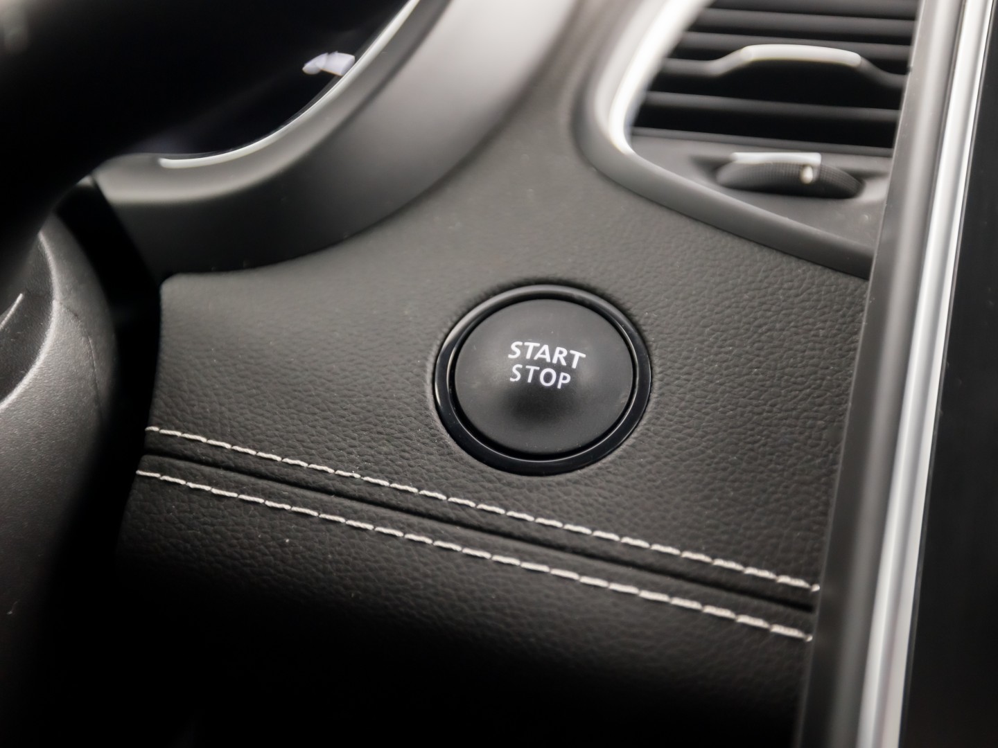 Renault Scénic 1.3 TCe Intens Sport (APPLE CARPLAY, NAVIGATIE, CAMERA, CLIMATE, LEDER, SPORTSTOELEN, GETINT GLAS, CRUISE, NIEUWSTAAT)