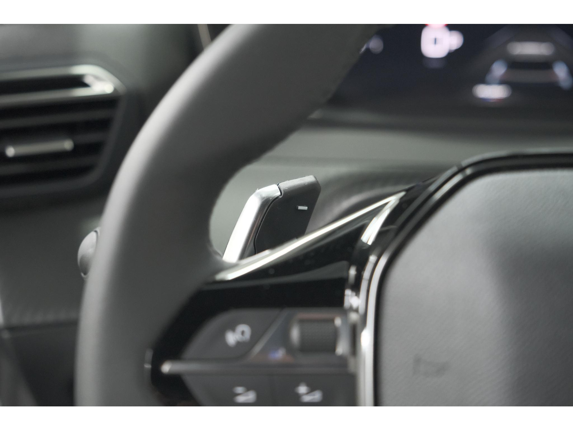 Peugeot 2008 1.2 Hybrid 145 Allure | 360 Camera | Adaptieve Cruise Control | Dodehoekdetectie | Apple Carplay