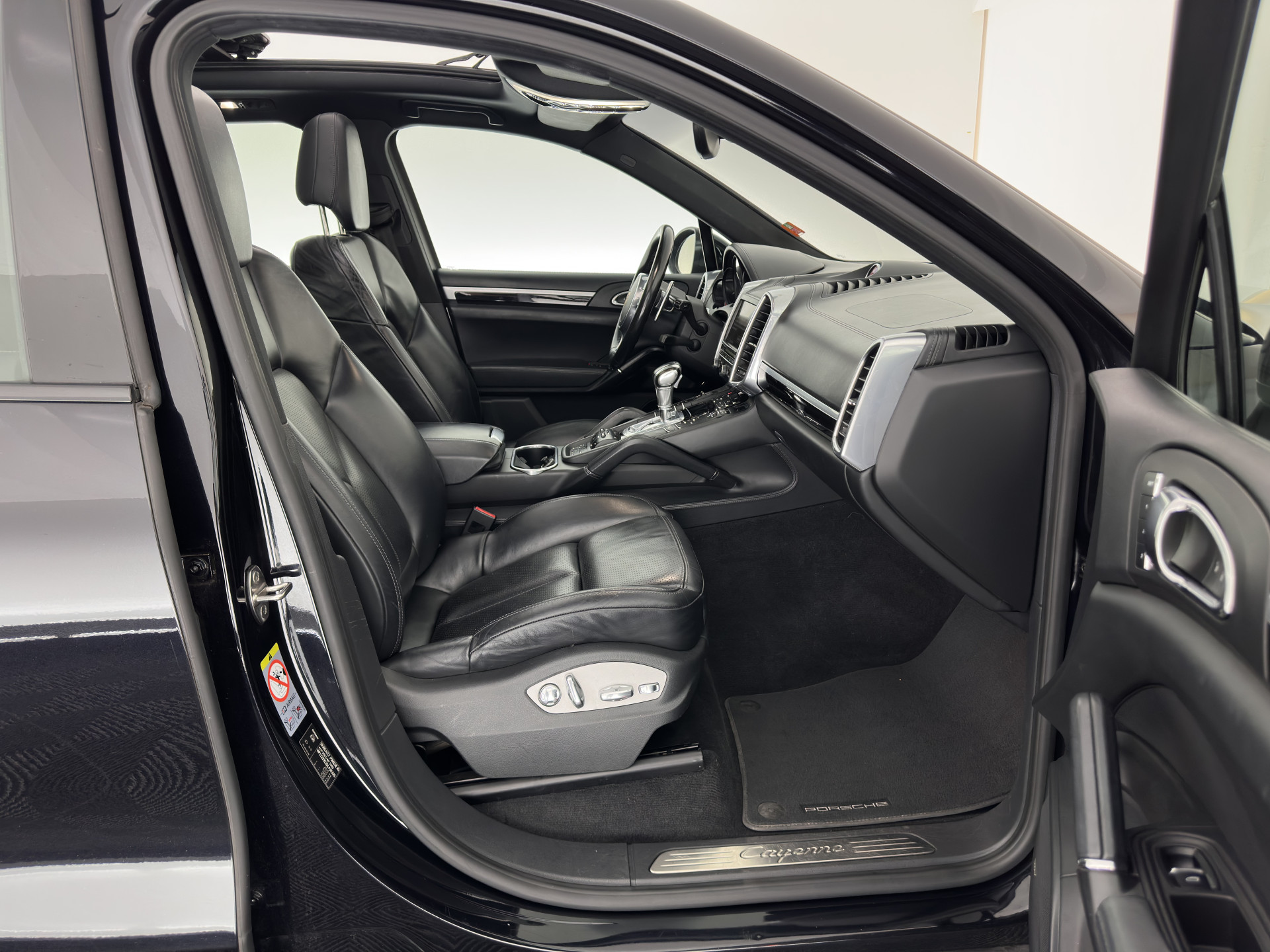 Porsche Cayenne 3.0 D Aut. *PANO | LEATHER | XENON-PLUS | SPORT-CHRONO | HEATED-COMFORTSEATS | BOSE-SOUND | MEMORY-PACK |  AIR-SUSPENSION | NAVI-FULLMAP | TOWBAR | LANE-ASSIST | SHIFT-PADDLES | 18''ALU*