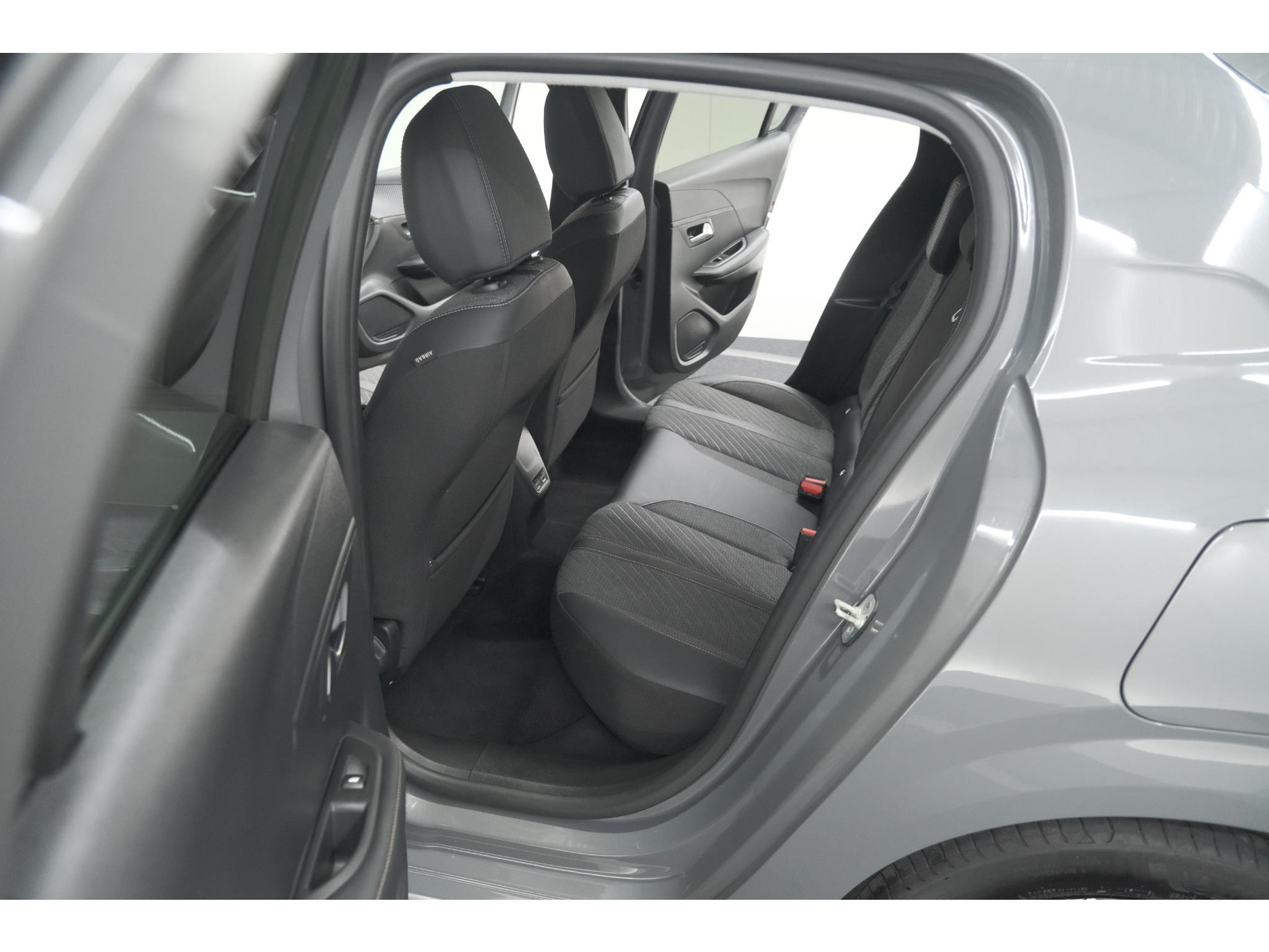 Peugeot 208 PureTech 100 Allure | Gris Selenium | Apple Carplay | Parkeersensoren | Climate Control