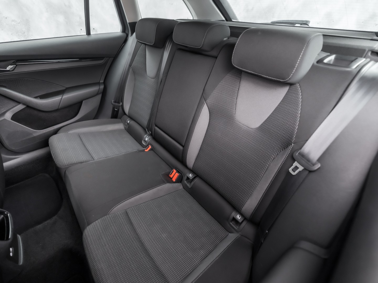 ŠKODA Octavia Combi 1.4 TSI iV PHEV Sport 218Pk Automaat (VIRTUAL COCKPIT, APPLE CARPLAY, GROOT NAVI, CAMERA, STOELVERWARMING, SPORTSTOELEN, GETINT GLAS, CRUISE, NIEUWE APK, NIEUWSTAAT)