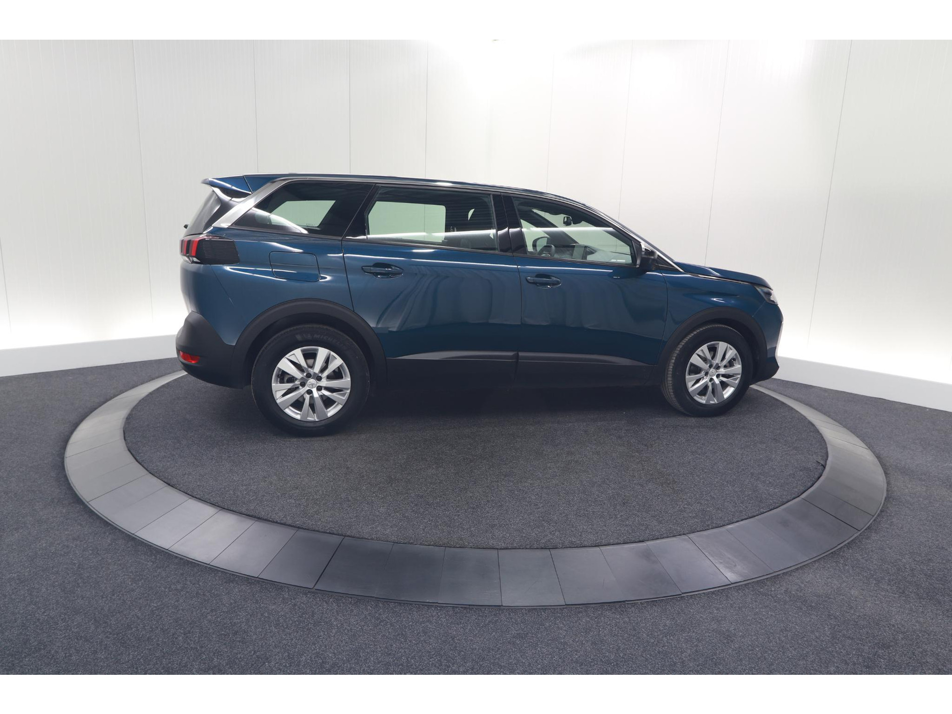 Peugeot 5008 PureTech 130 EAT8 Active Pack | 7 Zitplaatsen | Camera | Navigatie | Apple Carplay | Parkeersensoren