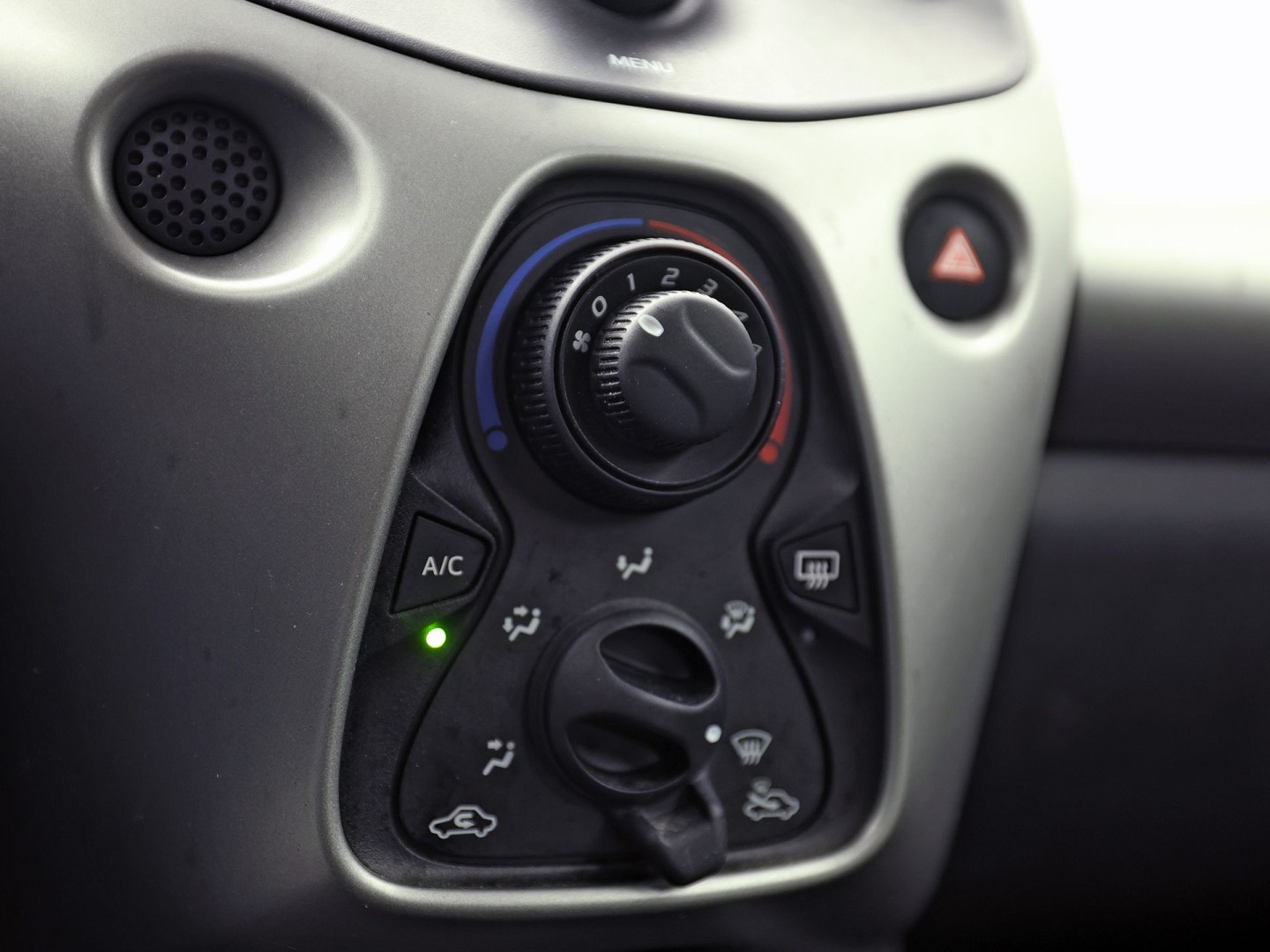 Peugeot 108 1.0 e-VTi Sport (AIRCO, BLUETOOTH, SPORTSTOELEN, ELEK RAMEN, MULTIFUNCTIONEEL STUURWIEL, NIEUWSTAAT)