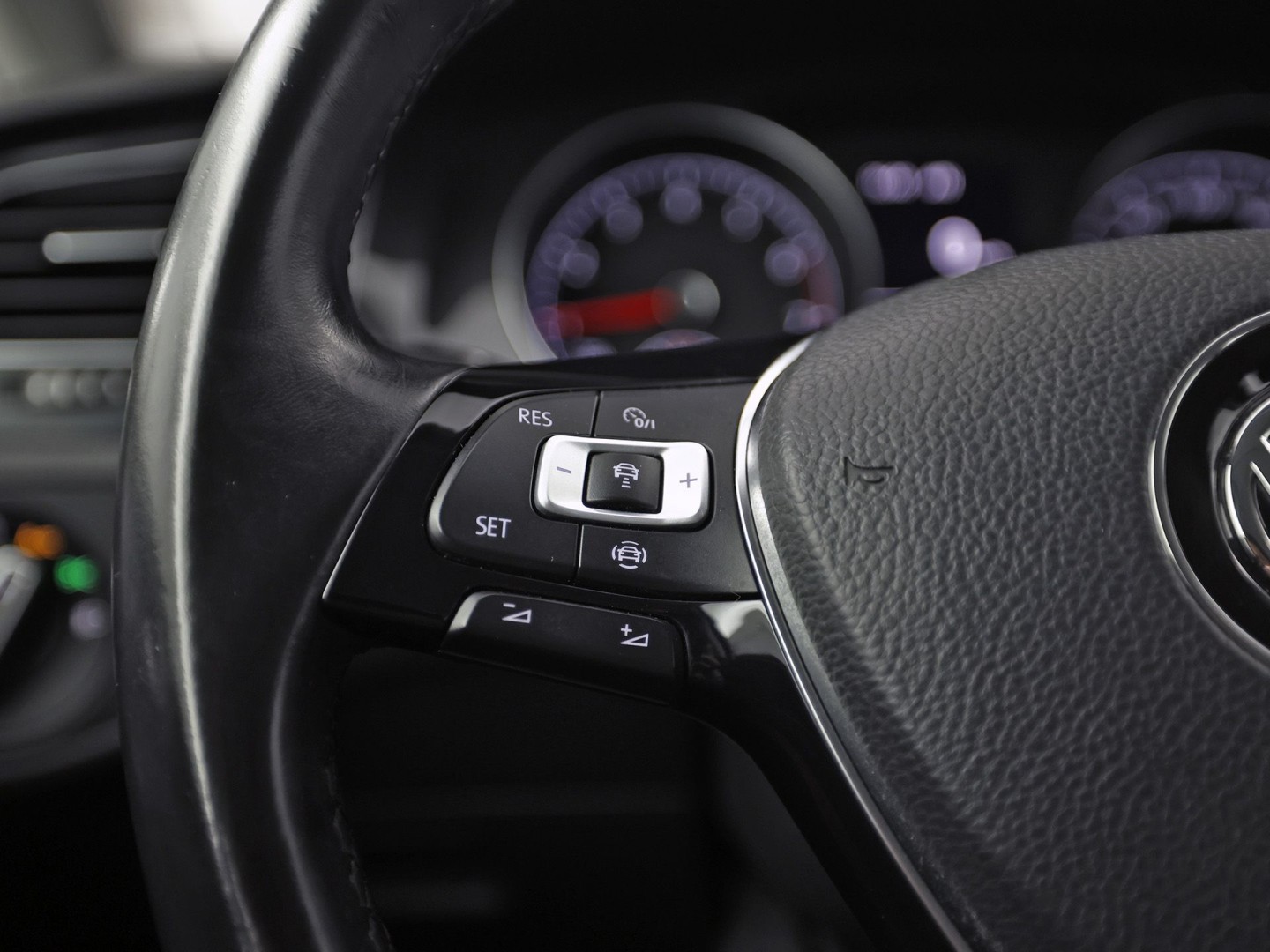 Volkswagen Golf 1.0 TSI Sportline (APPLE CARPLAY, NAP, GROOT NAVI, CLIMATE, PARKEERSENSOREN, SPORTSTOELEN, LM VELGEN, ADAPTIVE CRUISE, NIEUWSTAAT)