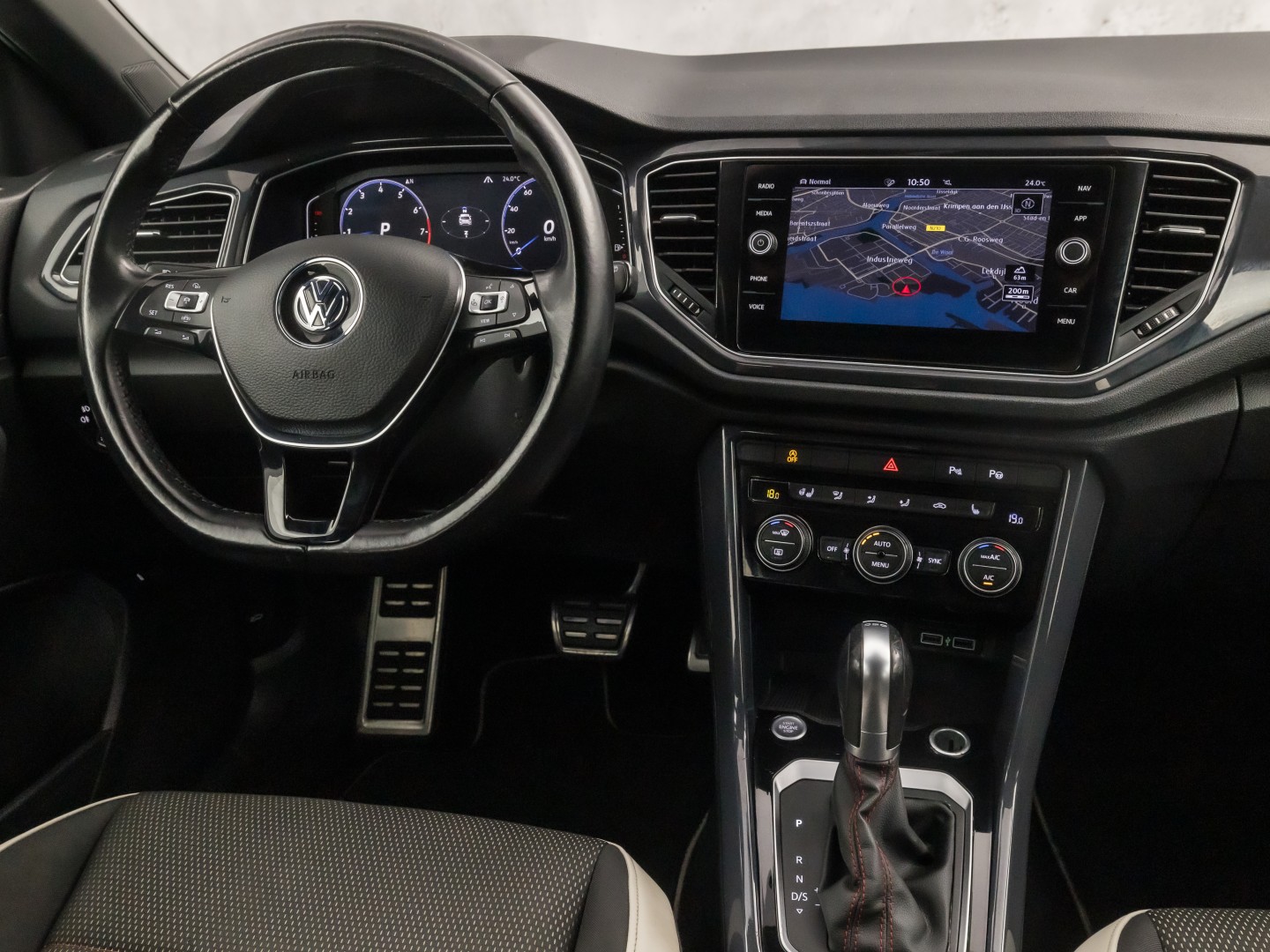 Volkswagen T-Roc 2.0 TSI 4Motion Sport R 190Pk Automaat (VIRTUAL COCKPIT, APPLE CARPLAY, STUUR/STOELVERWARMING, CAMERA, SPORTSTOELEN, GETINT GLAS, ELEK ACHTERKLEP, KEYLESS, NIEUWSTAAT)