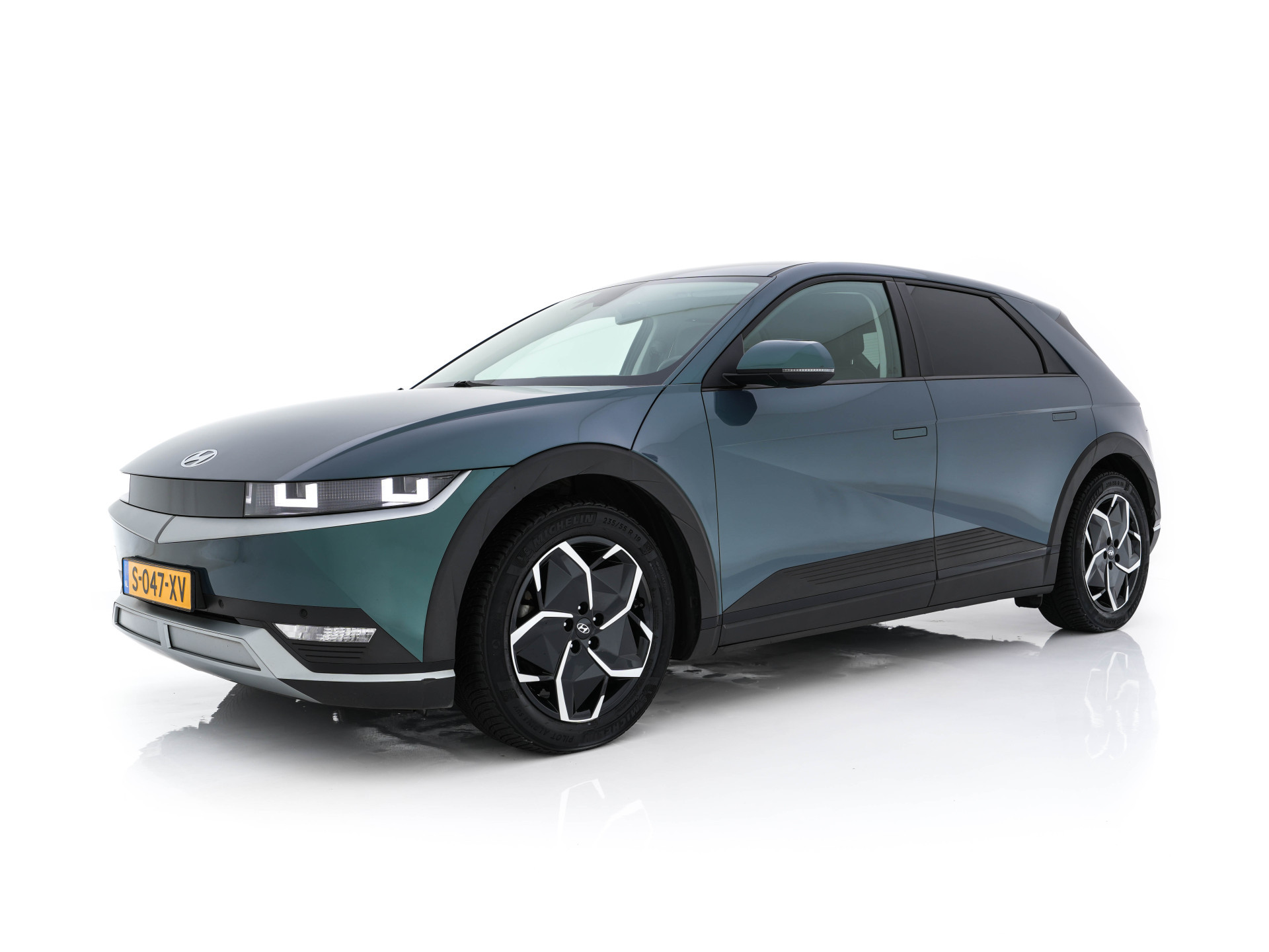 Hyundai IONIQ 5 Connect+ AWD 77.4 kWh [3-FASE]  { SOH-92% } (INCL-BTW) Aut.* HEATPUMP | LEATHER | BOSE-AUDIO | FULL-LED | DIGI-COCKPIT | AMBIENT-LIGHT | DAB | SHIFT-PADDLES | HEAD-UP | NAVI-FULLMAP | KEYLESS | CAMERA | HEATED-COMFORTSEATS | ...