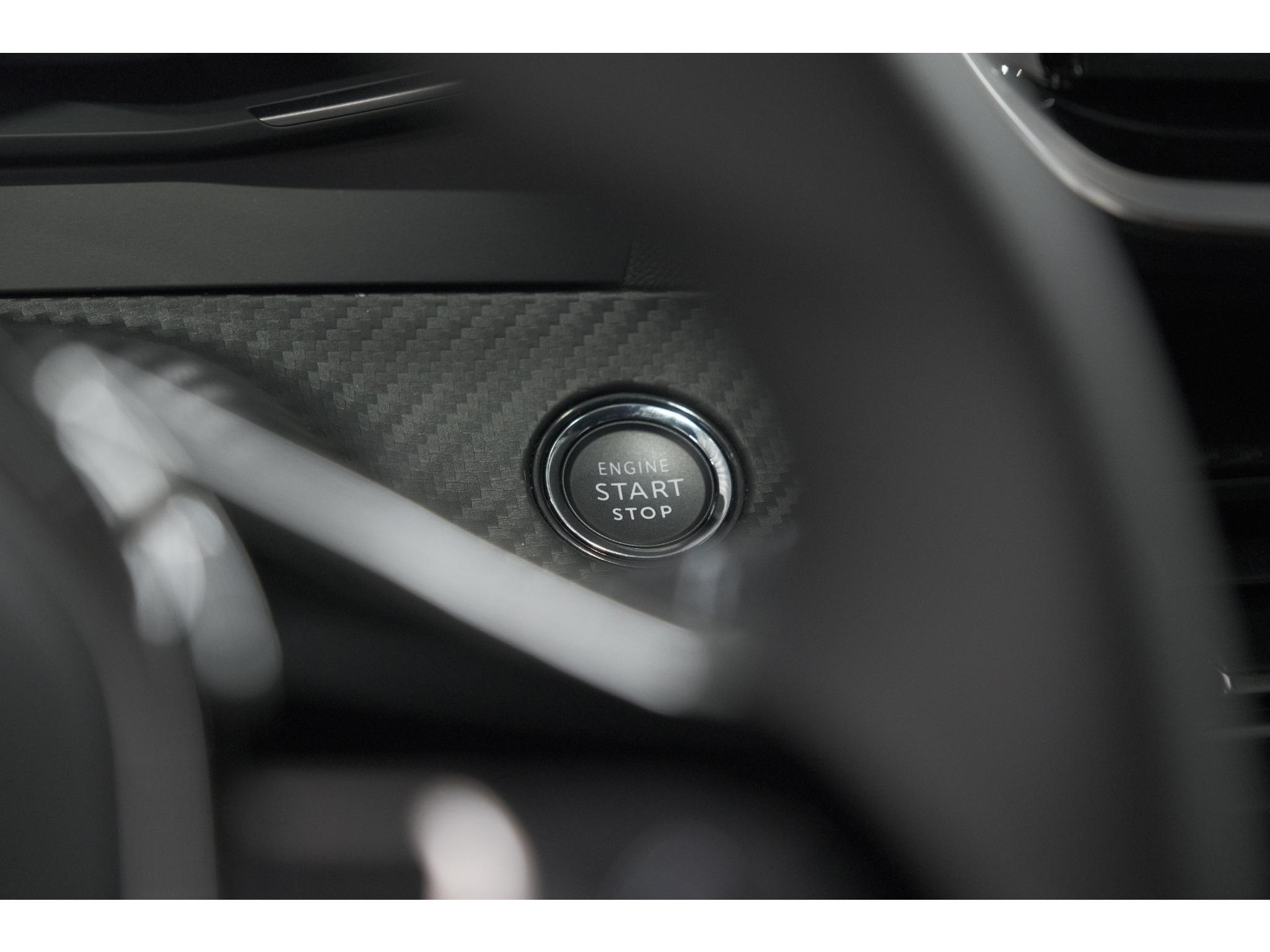 Peugeot e-2008 EV Allure Avantage 54 kWh | SOH 97,7% | 11 KW Lader | Apple Carplay | Parkeersensoren