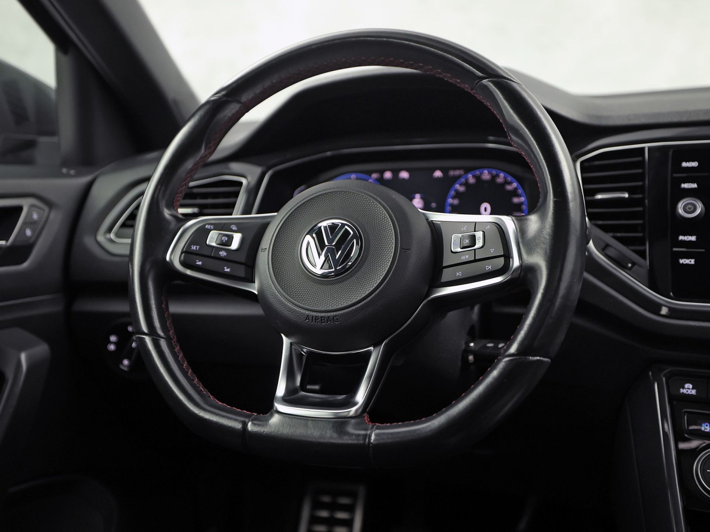 Volkswagen T-Roc 1.5 TSI Sport (NAP, APPLE CARPLAY, VIRTUAL DASHBOARD, PANORAMADAK, SPORTSTOELEN, CLIMATE,  NIEUWE APK, NIEUWSTAAT)