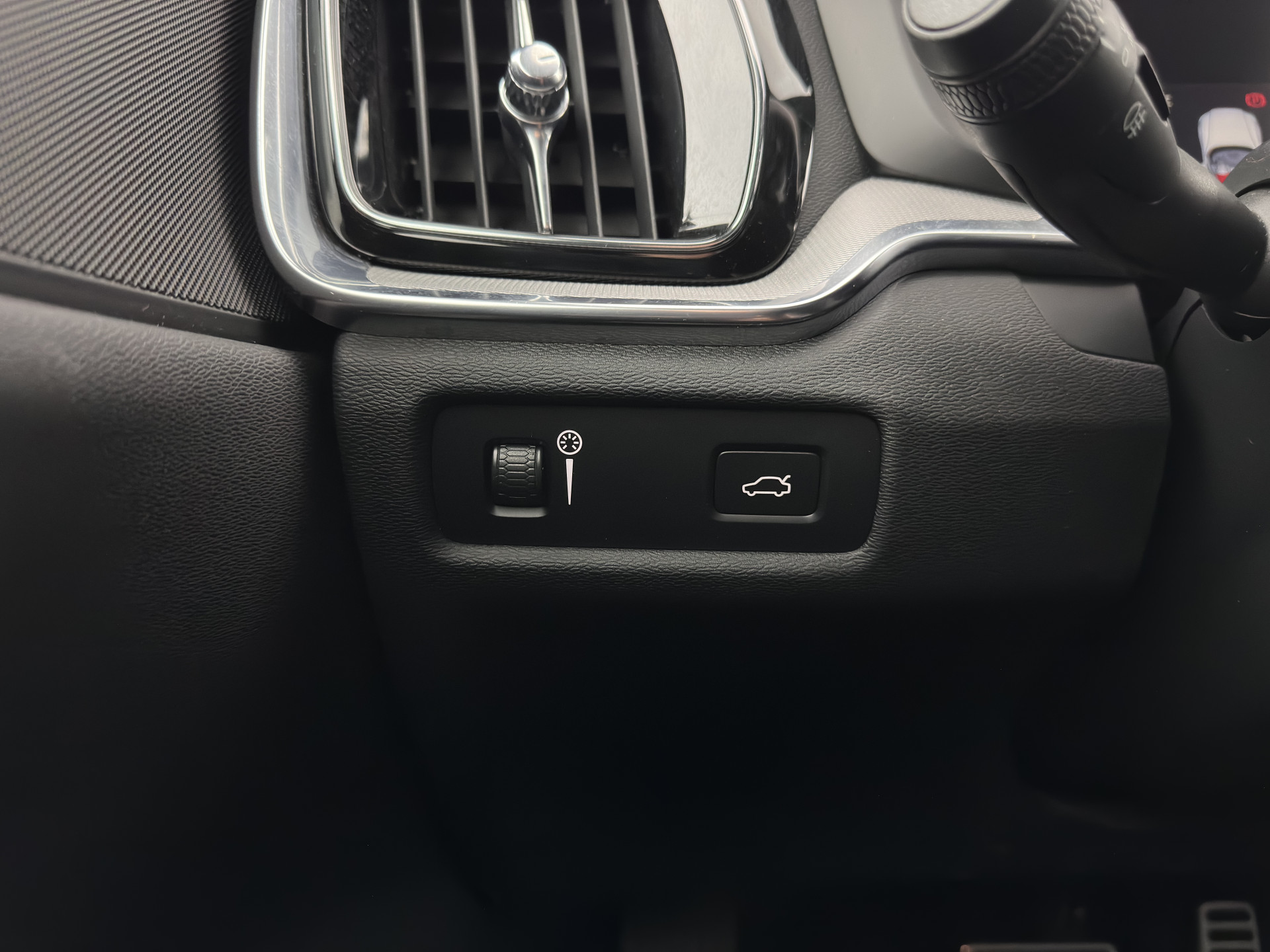 Volvo V60 2.0 B3 R-Design (INCL-BTW) *LEATHER-FABRIC | DIGI-COCKPIT | FULL-LED | MEMORY-PACK | HEATED-SPORTSEATS | LANE-ASSIST | NAVI-FULLMAP | CAMERA | DAB+ | PRIVACY-GLASS | ECC | PDC | TOWBAR | 19''ALU*