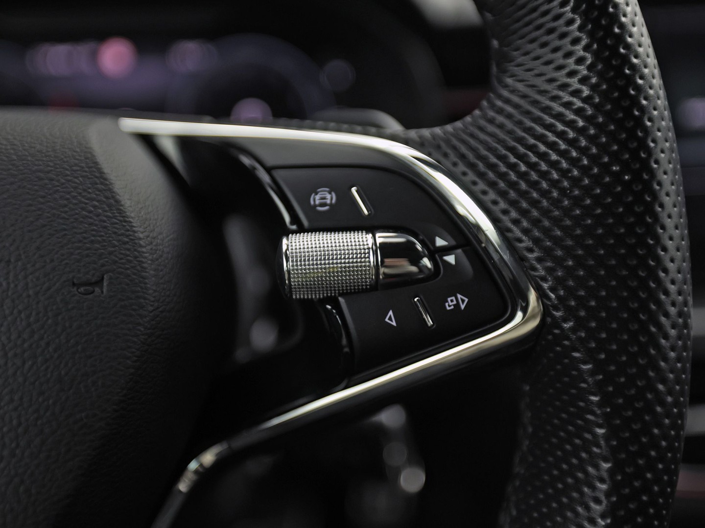 Škoda Kamiq 1.0 TSI Sport Automaat (KUIPSTOELEN, VIRTUAL COCKPIT, APPLE CARPLAY, GROOT NAVI, STOELVERWARMING, ADAPTIVE CRUISE, GETINT GLAS, ZWART HEMEL, NIEUWSTAAT)