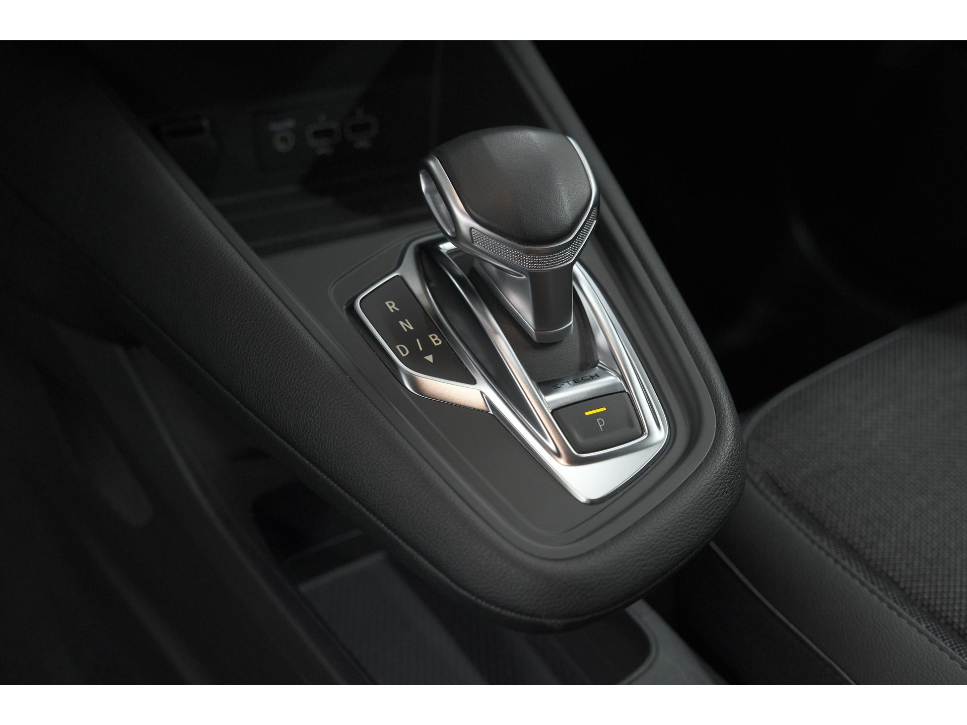 Renault Captur 1.6 E-Tech hybrid 145 SL Rive Gauche | Trekhaak | Camera | Apple Carplay | 9.3 Inch Grootscherm