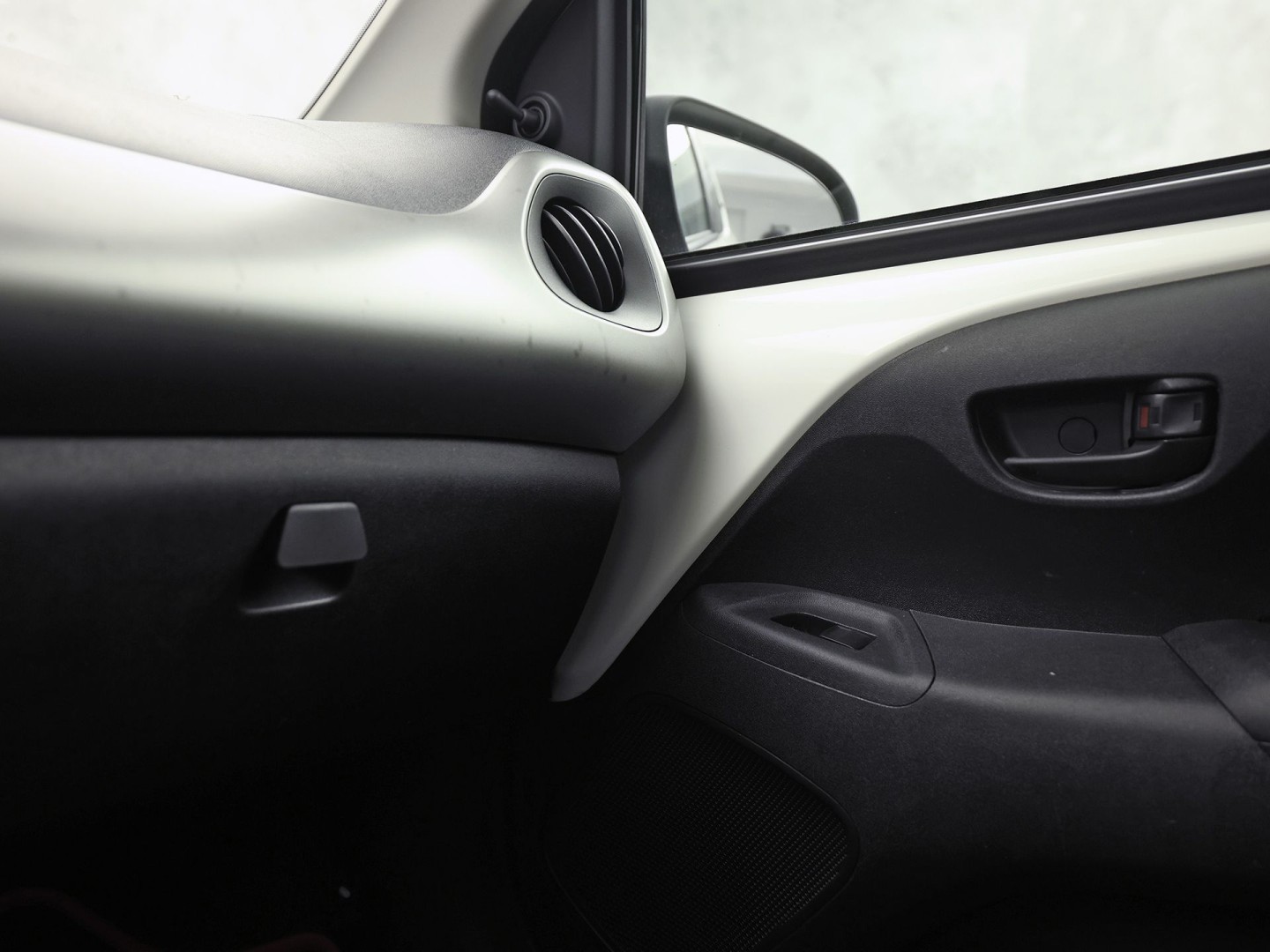 Peugeot 108 1.0 e-VTi Sport (AIRCO, BLUETOOTH, SPORTSTOELEN, ELEK RAMEN, MULTIFUNCTIONEEL STUURWIEL, NIEUWSTAAT)
