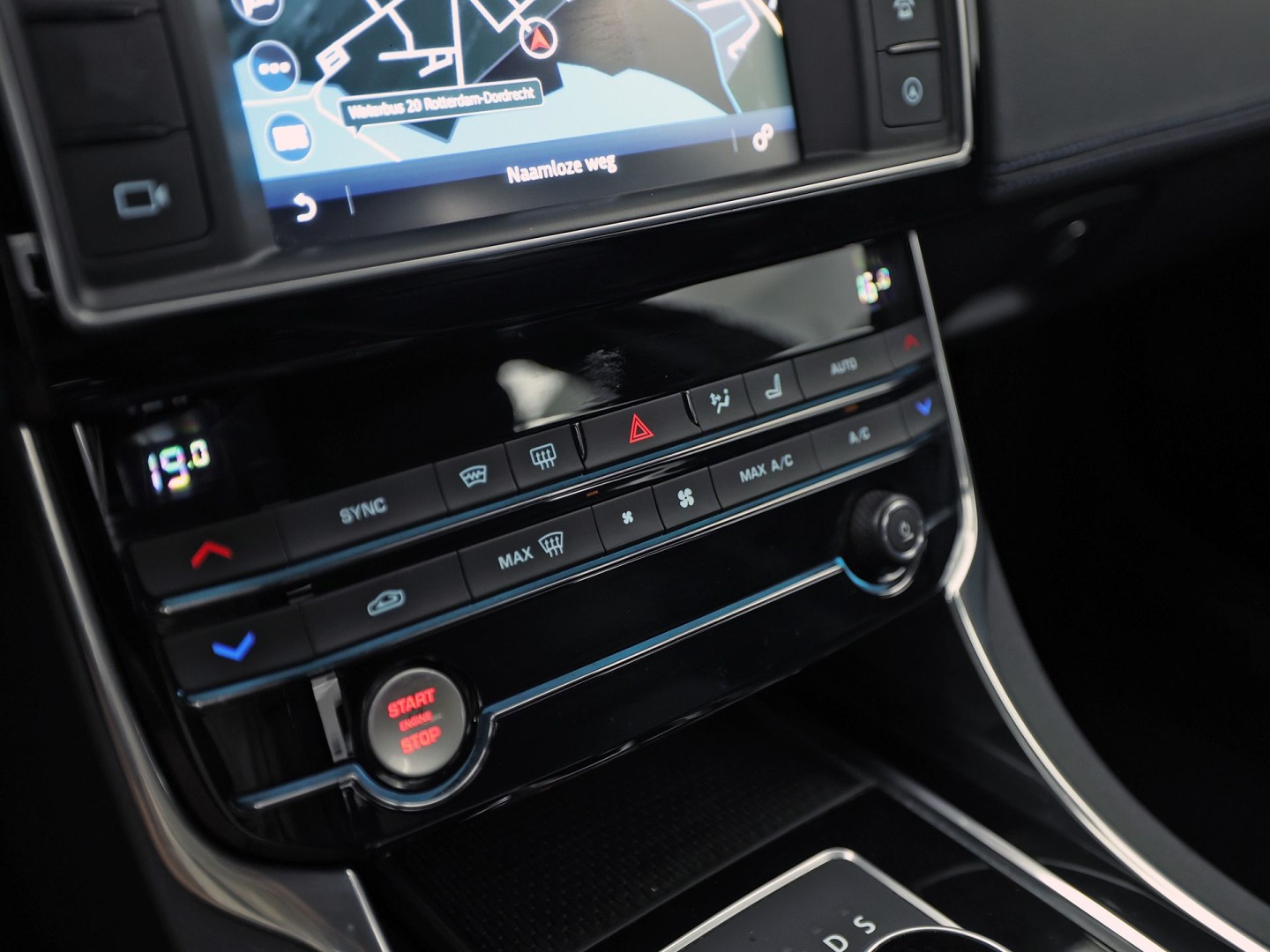 Jaguar XE 2.0 Portfolio 241Pk Automaat (NAVIGATIE, MERIDIAN AUDIO, LEDER, ELEK SPORTSTOELEN, LANE ASSIST, STUURWIEL VERWARMD, ZWART HEMEL, NIEUWSTAAT)