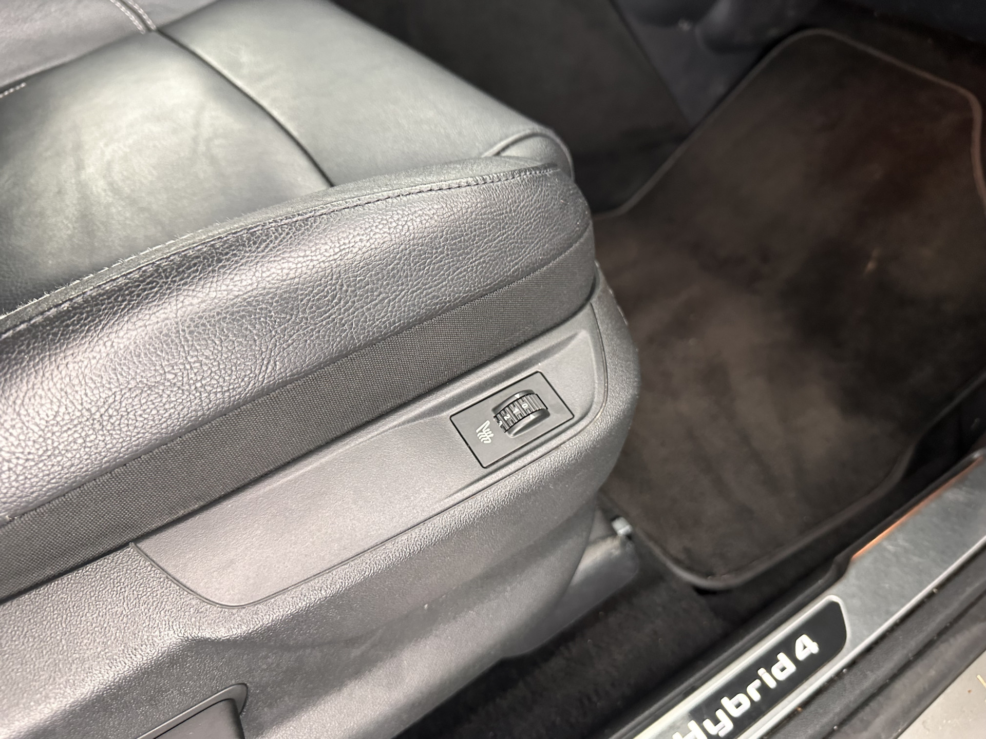 Citroën DS5 2.0 Hybrid4 Business Executive AWD Aut. *PANO | XENON | LEATHER | MEMORY-PACK | NAVI-FULLMAP | KEYLESS | CAMERA | HEAD-UP | MASSAGE | CRUISE | SPORT-SEATS | TOWBAR | 17"ALU*