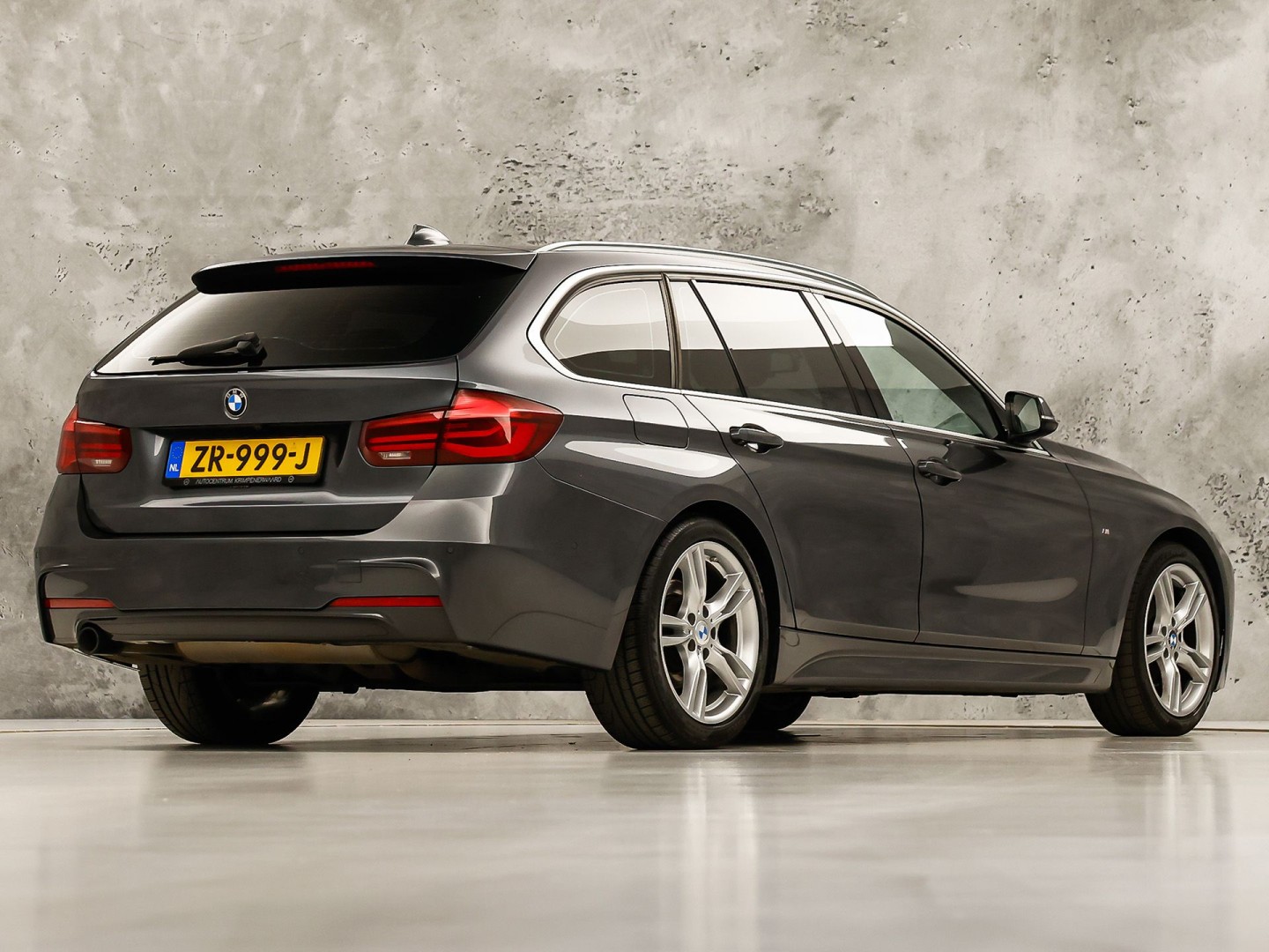 BMW 3 Serie 318i M Sport Automaat (PANORAMADAK, M PAKKET, GROOT NAVI, CAMERA, DEALER ONDERHOUDEN, COGNAC LEDER, SPORTSTOELEN, STOELVERWARMING, VIRTUAL COCKPIT, NIEUWSTAAT)