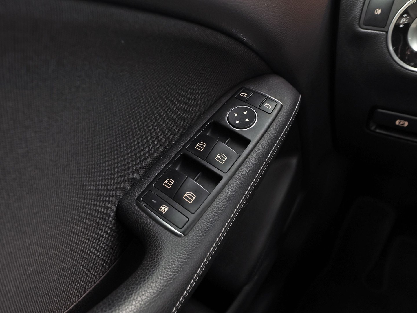 Mercedes-Benz B-klasse 180 Sport Automaat (GROOT NAVI, CAMERA, STOELVERWARMING, ZWART HEMEL, SPORTSTOELEN, CRUISE, KEYLESS START, NIEUWSTAAT)