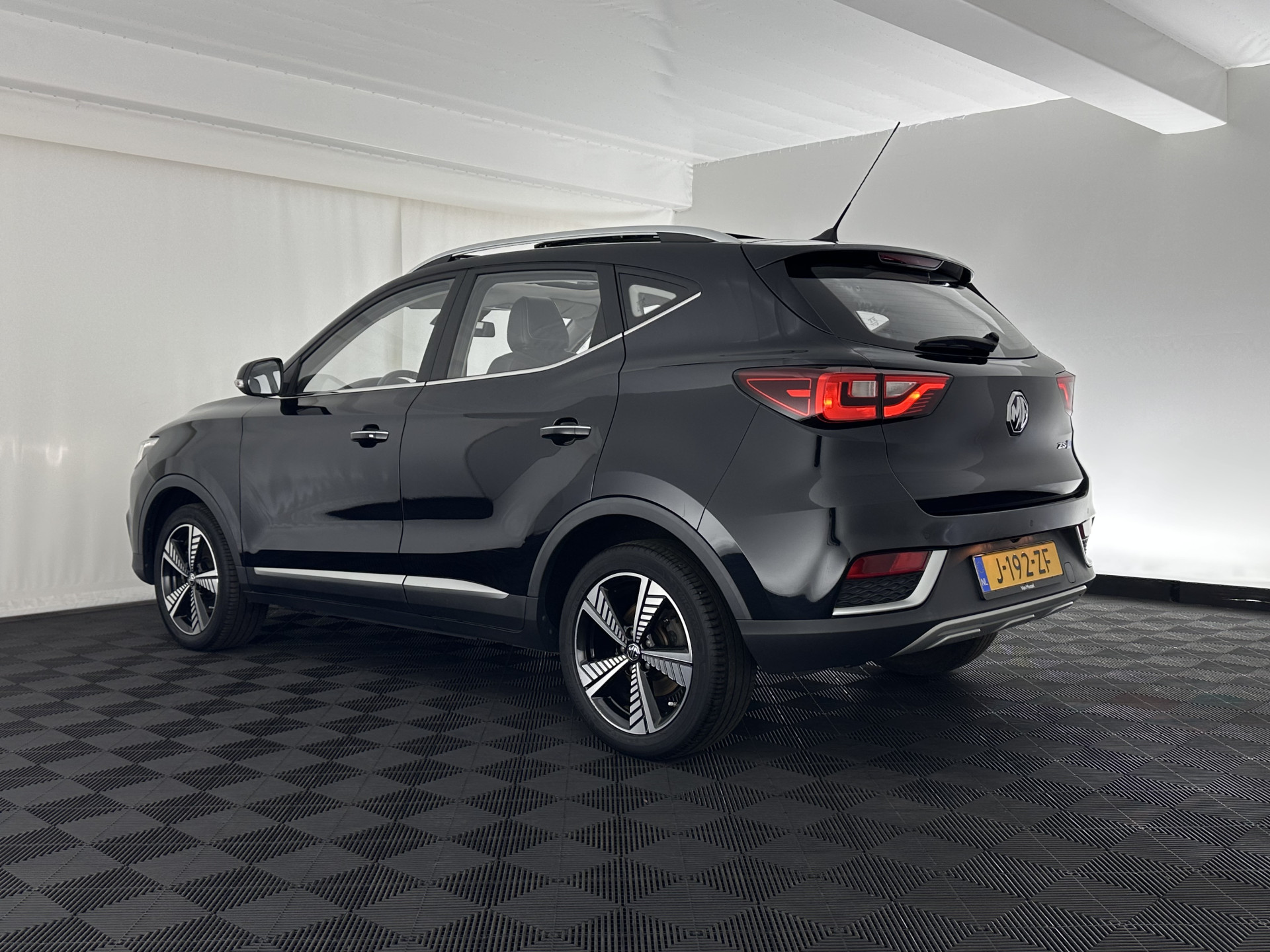 MG ZS EV Luxury 45 kWh {SOH-90%} (INCL-BTW) Aut. *PANO | LEATHER | CCS-FASTLOADER | KEYLESS | NAVI-FULLMAP | ADAPTIVE-CRUISE | CAMERA | HEATED-SPORTSEATS | CARPLAY | BLINDSPOT | DAB | LANE-ASSIST | 17''ALU*