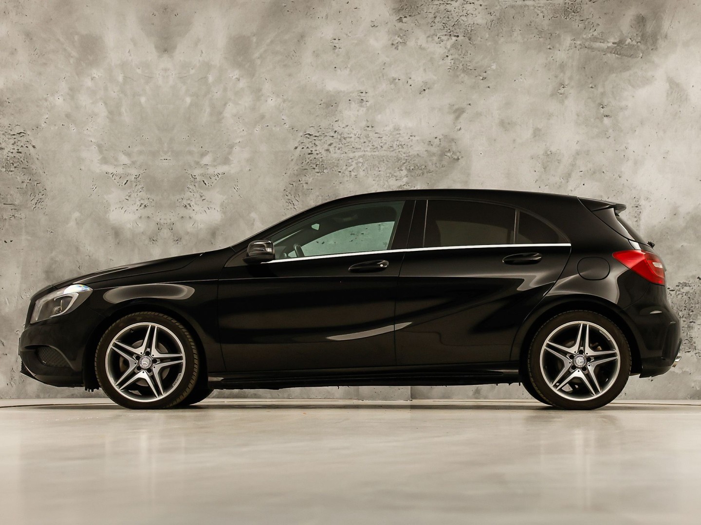 Mercedes-Benz A-Klasse 180 AMG Prestige Sport (NAVIGATIE, SPORTSTOELEN, MEMORY SEAT, STOELVERWARMING, LM VELGEN, GETINT GLAS, NIEUWE APK)