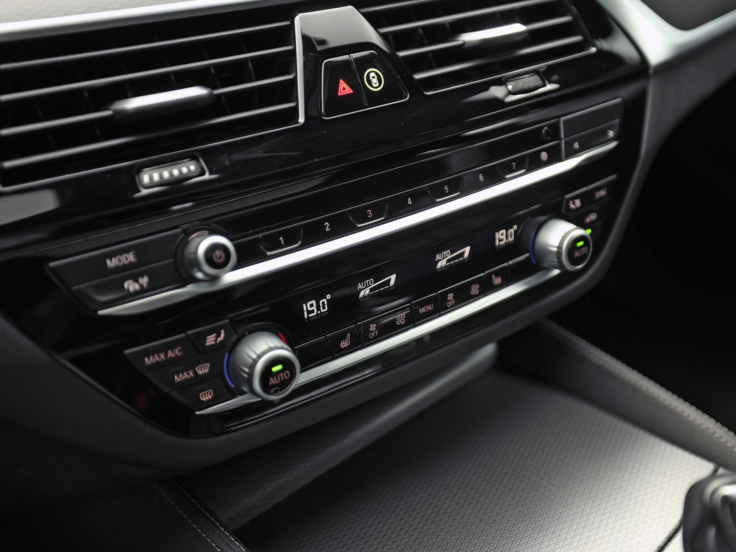 BMW 5 Serie 530e M Sport High Executive 293Pk (PANORAMADAK, M PAKKET, LASER LED, HEAD-UP DISPLAY, 360 CAMERA, MEMORY SEATS, HARMAN/KARDON, TREKHAAK ELEKTRISCH, STOELVERWARMING ACHTER, DISPLAY KEY, NIEUWSTAAT)