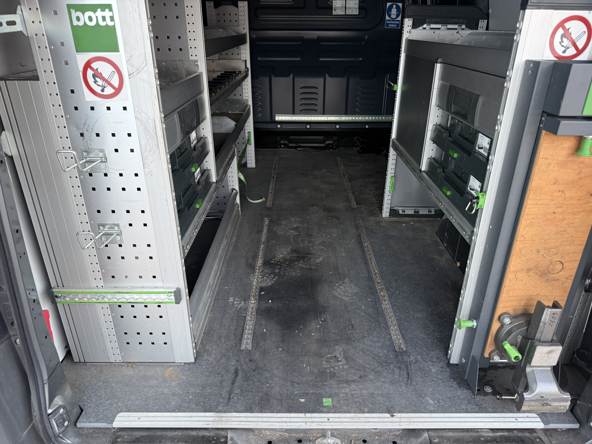 Mercedes-Benz Vito 114 1.9 CDI Automaat L2H1 Climate Control Cruise Control Parkeersensoren V+A Kastwand Inbouw